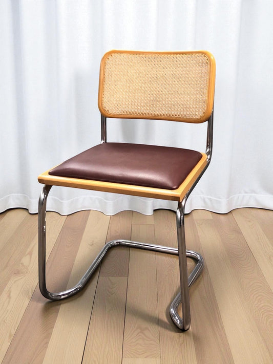 Bauhausstol, även kallad Cesca stol, med kromad ram och rottingflätad sits och rygg – en tidlös designklassiker i Marcel Breuer-stil som passar perfekt i svenska hem, matsalar och kök.