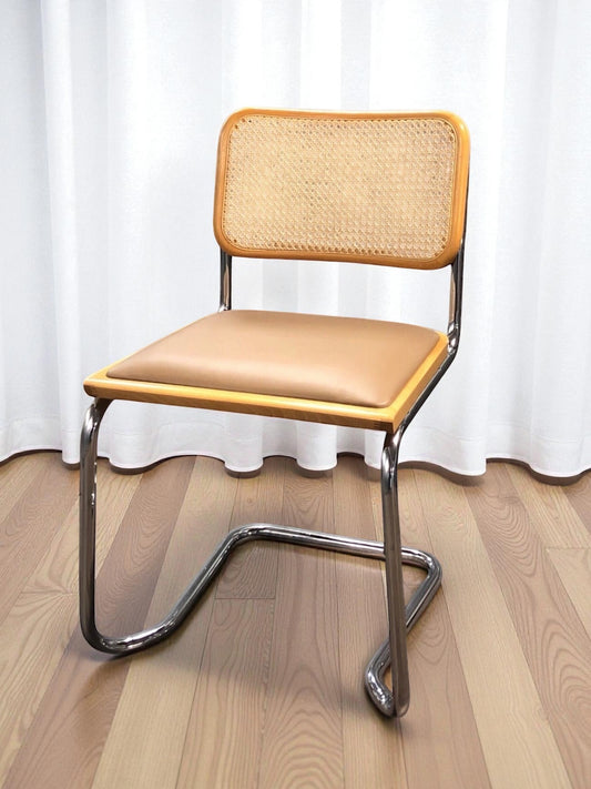 Bauhausstol, även kallad Cesca stol, med kromad ram och rottingflätad sits och rygg – en tidlös designklassiker i Marcel Breuer-stil som passar perfekt i svenska hem, matsalar och kök.