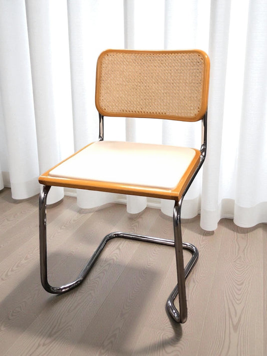 Bauhausstol, även kallad Cesca stol, med kromad ram och rottingflätad sits och rygg – en tidlös designklassiker i Marcel Breuer-stil som passar perfekt i svenska hem, matsalar och kök.