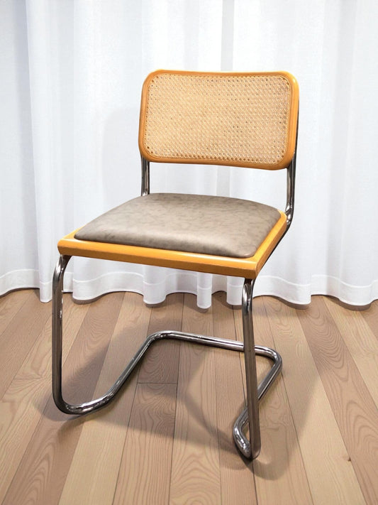 Bauhausstol, även kallad Cesca stol, med kromad ram och rottingflätad sits och rygg – en tidlös designklassiker i Marcel Breuer-stil som passar perfekt i svenska hem, matsalar och kök.