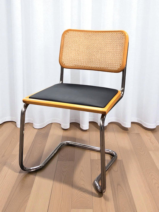 Bauhausstol, även kallad Cesca stol, med kromad ram och rottingflätad sits och rygg – en tidlös designklassiker i Marcel Breuer-stil som passar perfekt i svenska hem, matsalar och kök.