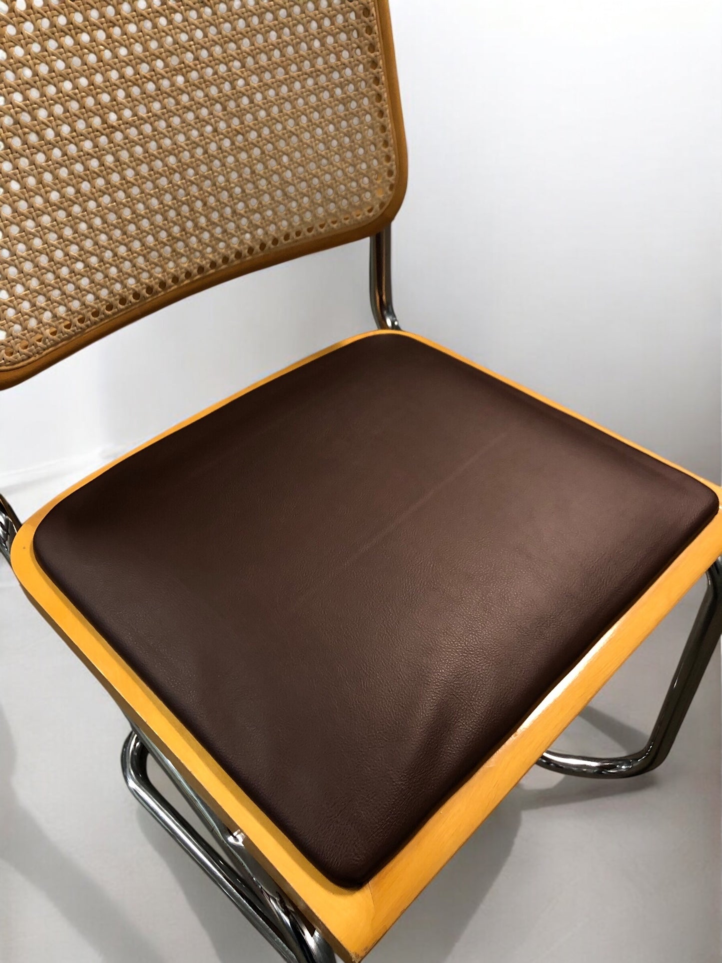 Bauhausstol / Cesca-stol med sits i slitstarkt konstläder och rygg i handvävd rotting, Made in Italy, utan armstöd, med kromad stålram – en exklusiv designklassiker som passar perfekt i matsalar, kök och modern skandinavisk inredning.