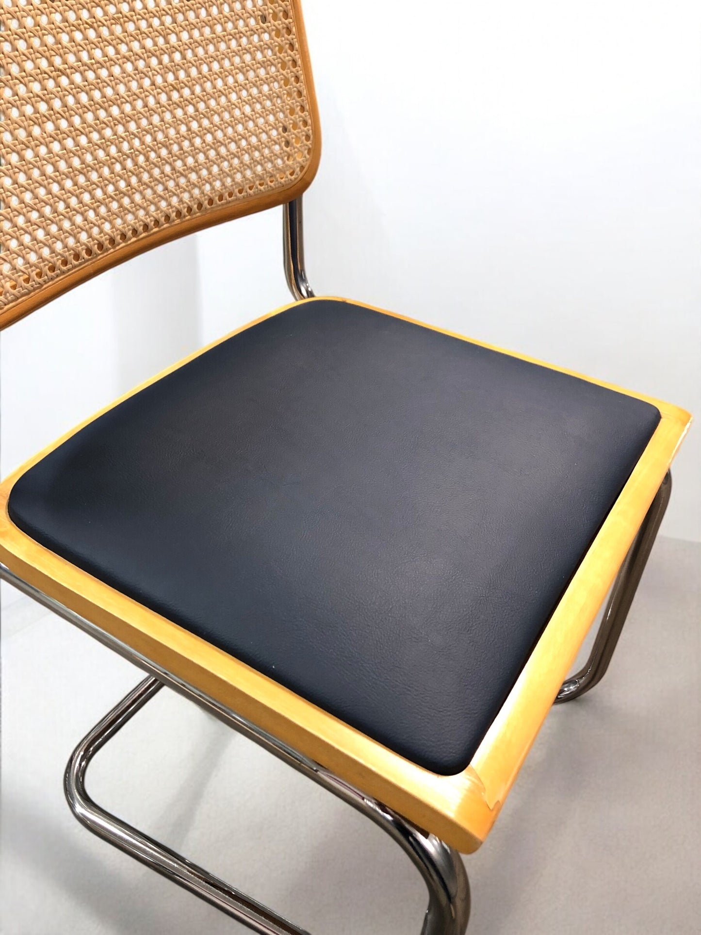 Bauhausstol / Cesca-stol med sits i slitstarkt konstläder och rygg i handvävd rotting, Made in Italy, utan armstöd, med kromad stålram – en exklusiv designklassiker som passar perfekt i matsalar, kök och modern skandinavisk inredning.