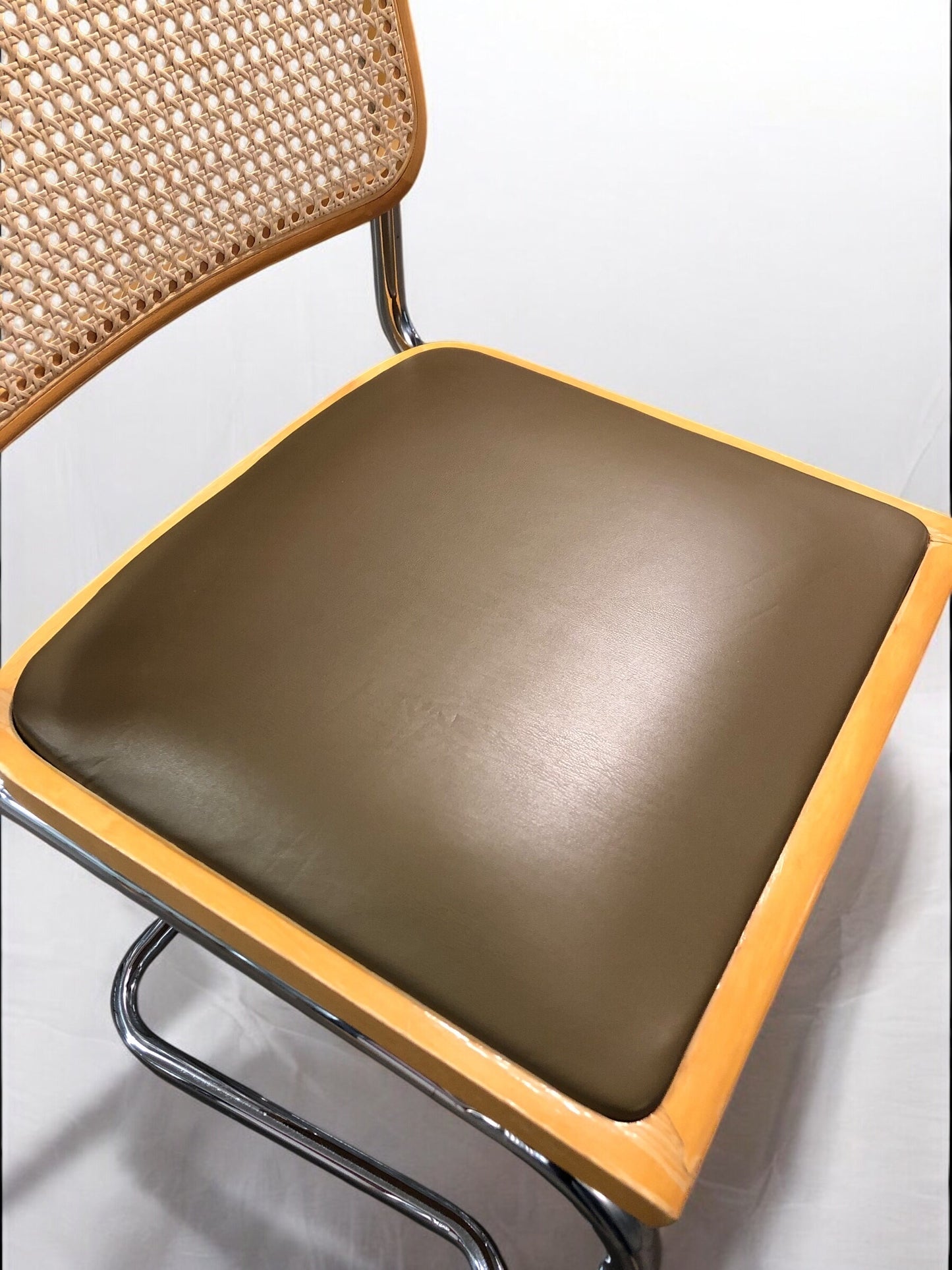 Bauhausstol / Cesca-stol med sits i slitstarkt konstläder och rygg i handvävd rotting, Made in Italy, utan armstöd, med kromad stålram – en exklusiv designklassiker som passar perfekt i matsalar, kök och modern skandinavisk inredning.