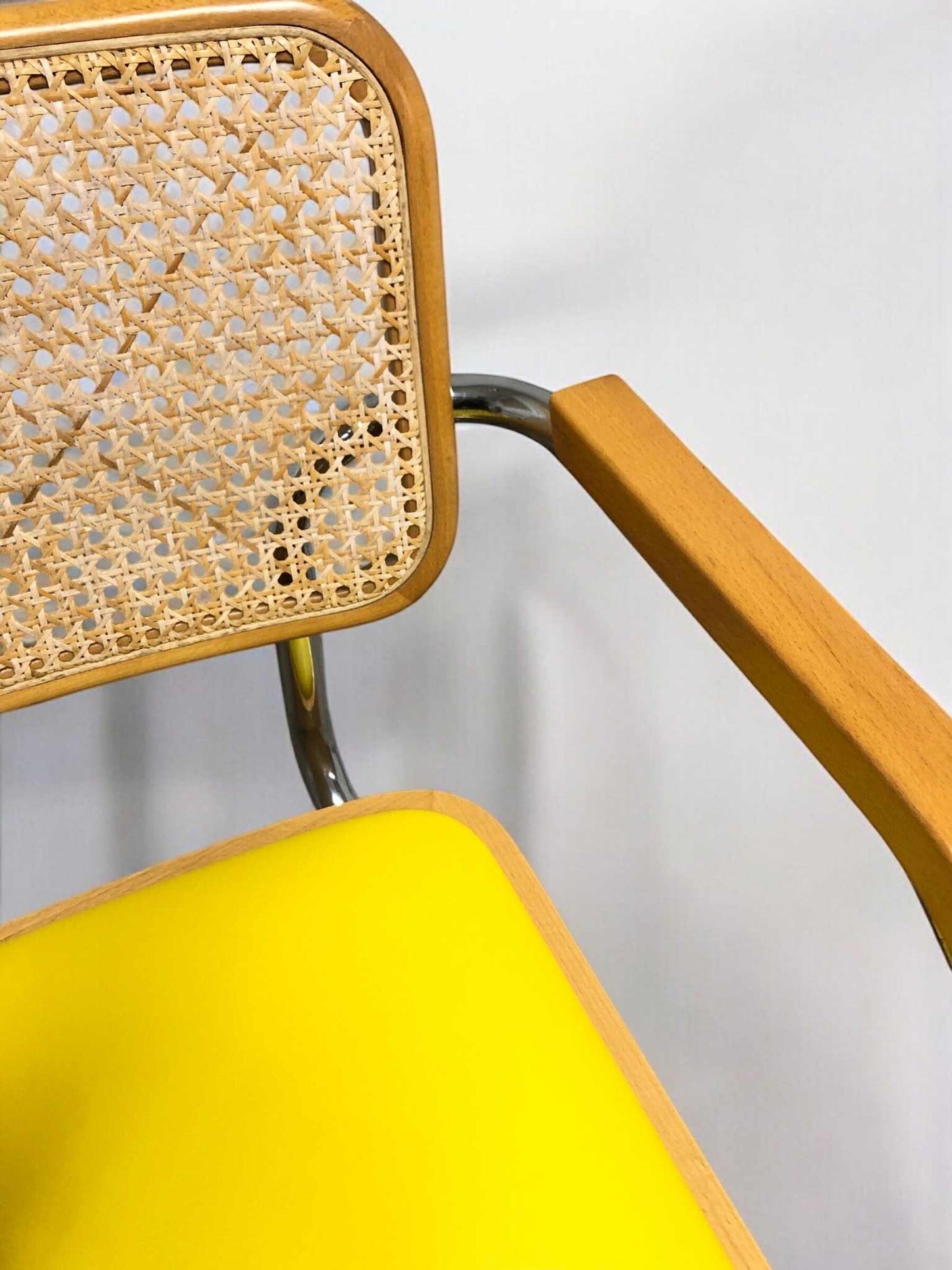 Bauhausstol med armstöd, konstlädersits och rygg i handvävd rotting, Made in Italy, med kromad stålram – en exklusiv Bauhausstol/Cesca-stol i klassisk design, finns i flera färger och passar perfekt i svenska hem, matsalar och modern skandinavisk inredning.