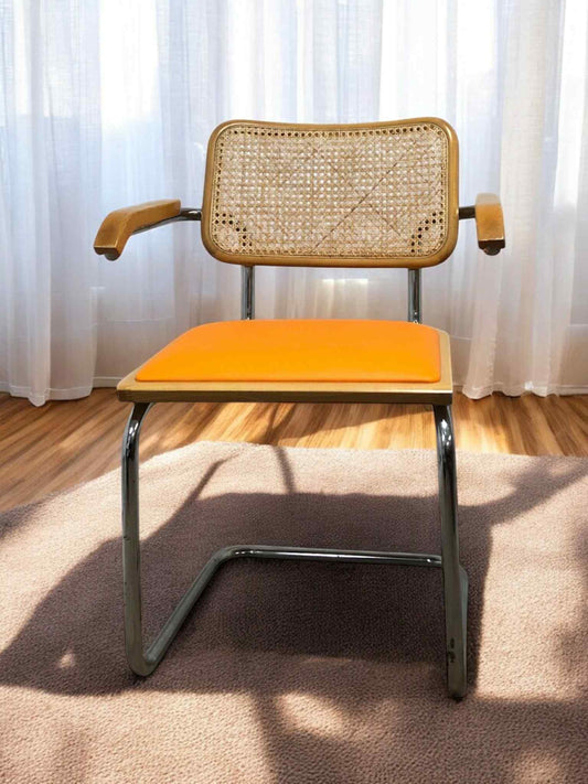 Bauhausstol med armstöd, konstlädersits och rygg i handvävd rotting, Made in Italy, med kromad stålram – en exklusiv Bauhausstol/Cesca-stol i klassisk design, finns i flera färger och passar perfekt i svenska hem, matsalar och modern skandinavisk inredning.