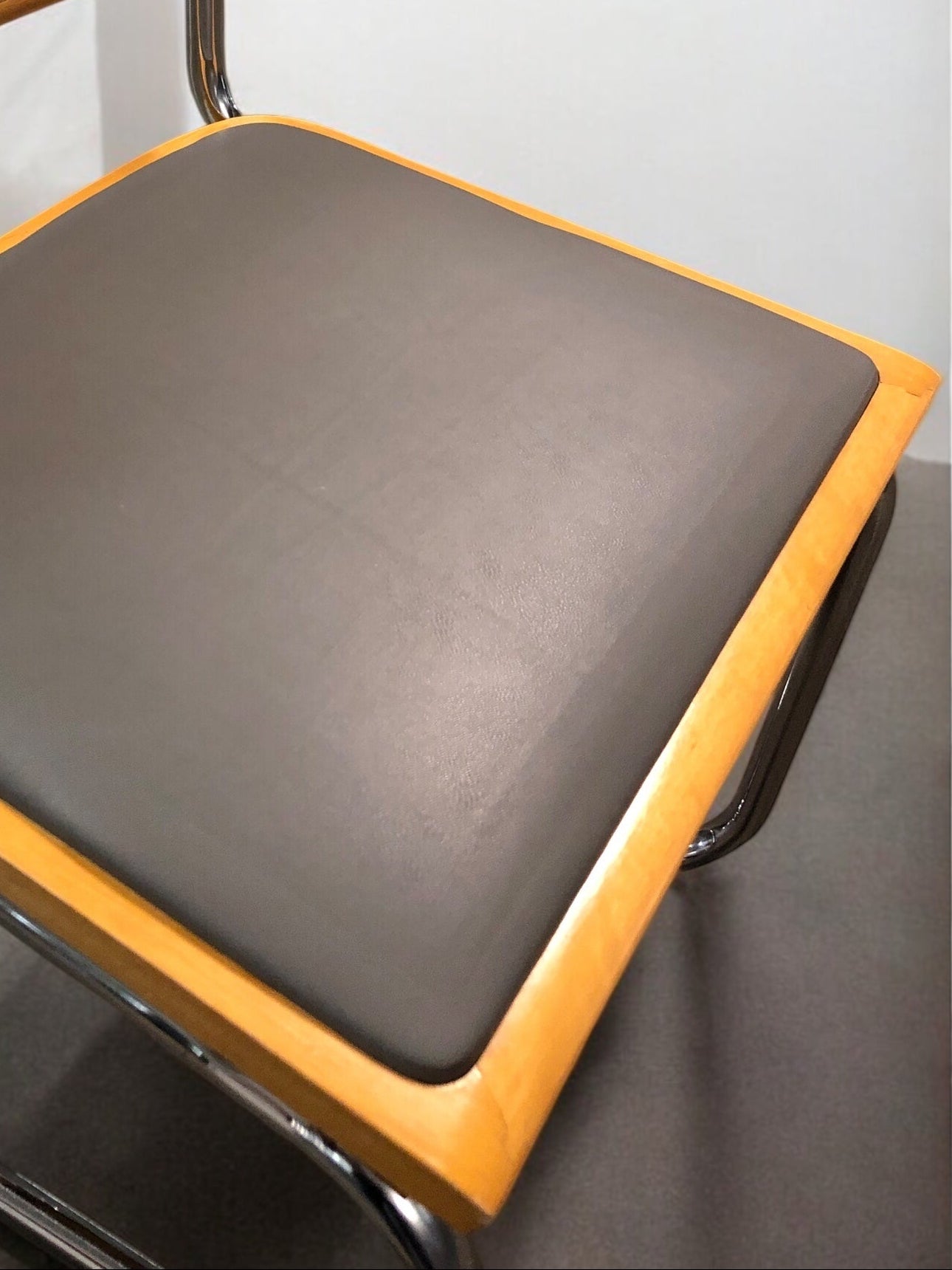 Bauhausstol med armstöd, konstlädersits och rygg i handvävd rotting, Made in Italy, med kromad stålram – en exklusiv Bauhausstol/Cesca-stol i klassisk design, finns i flera färger och passar perfekt i svenska hem, matsalar och modern skandinavisk inredning.