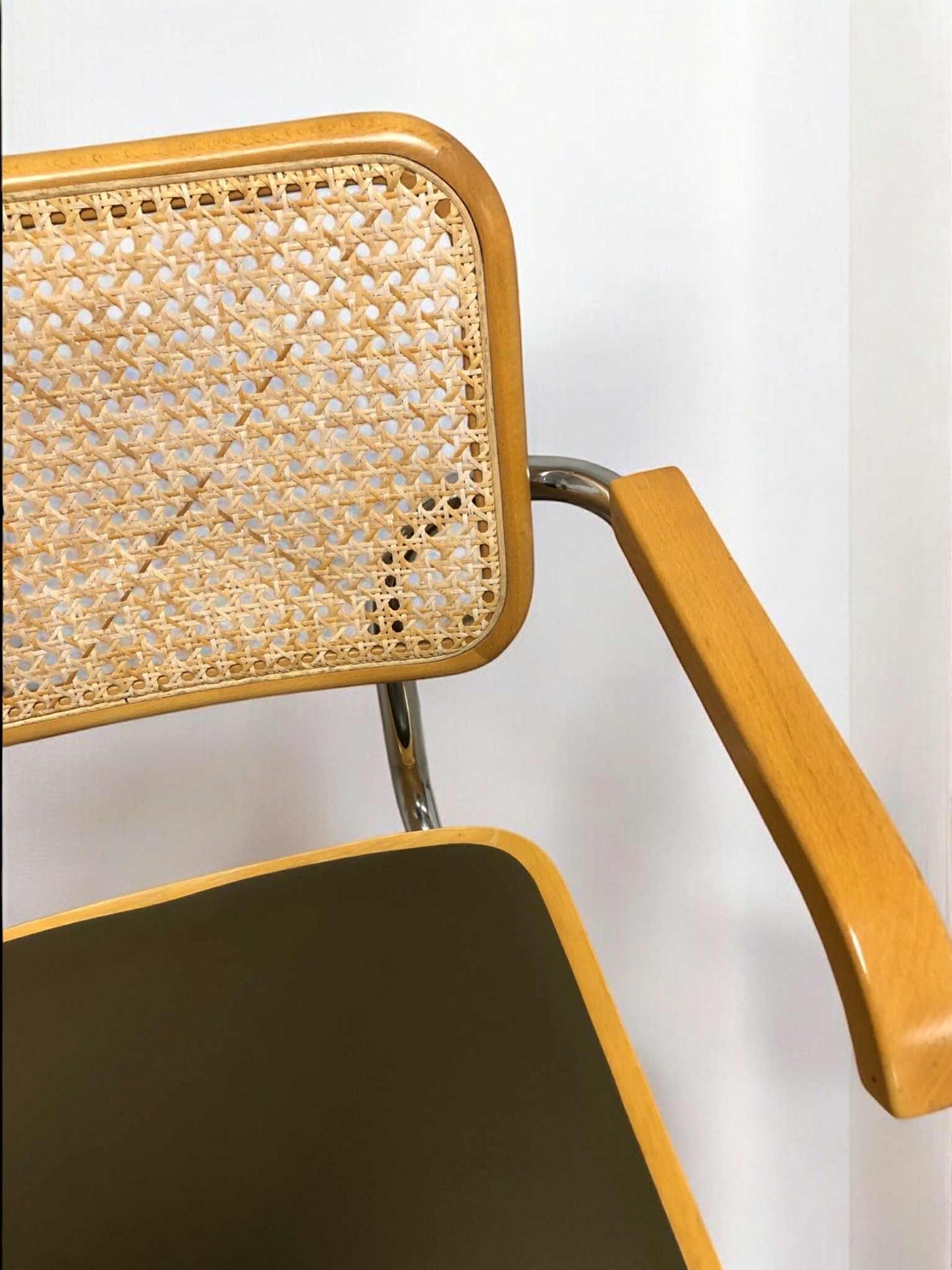 Bauhausstol med armstöd, konstlädersits och rygg i handvävd rotting, Made in Italy, med kromad stålram – en exklusiv Bauhausstol/Cesca-stol i klassisk design, finns i flera färger och passar perfekt i svenska hem, matsalar och modern skandinavisk inredning.