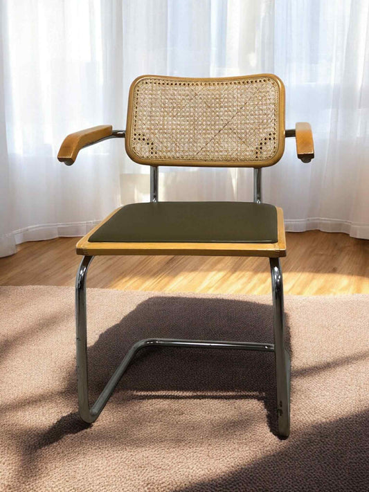 Bauhausstol med armstöd, konstlädersits och rygg i handvävd rotting, Made in Italy, med kromad stålram – en exklusiv Bauhausstol/Cesca-stol i klassisk design, finns i flera färger och passar perfekt i svenska hem, matsalar och modern skandinavisk inredning.