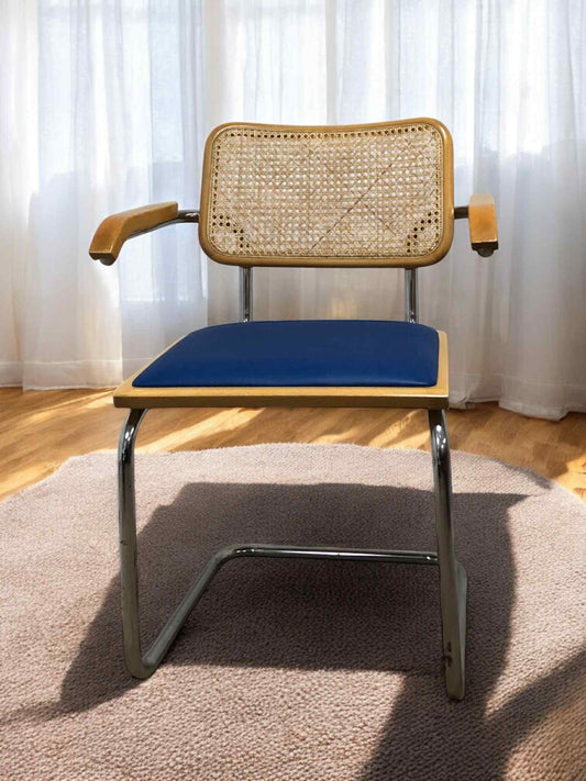 Bauhausstol med armstöd, konstlädersits och rygg i handvävd rotting, Made in Italy, med kromad stålram – en exklusiv Bauhausstol/Cesca-stol i klassisk design, finns i flera färger och passar perfekt i svenska hem, matsalar och modern skandinavisk inredning.