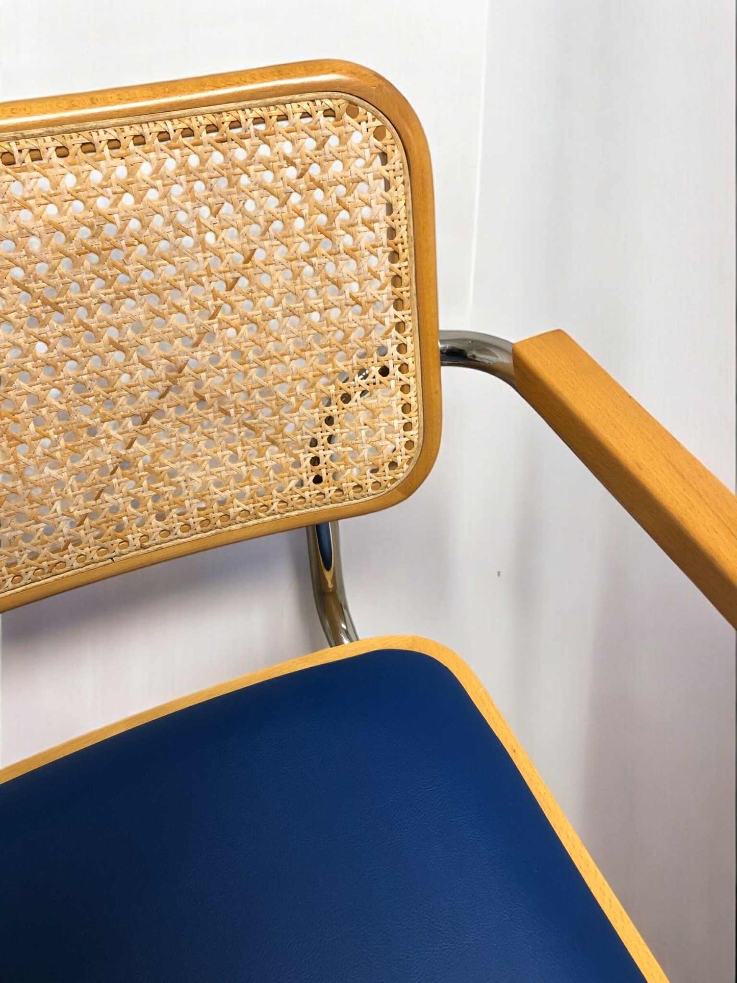 Bauhausstol med armstöd, konstlädersits och rygg i handvävd rotting, Made in Italy, med kromad stålram – en exklusiv Bauhausstol/Cesca-stol i klassisk design, finns i flera färger och passar perfekt i svenska hem, matsalar och modern skandinavisk inredning.