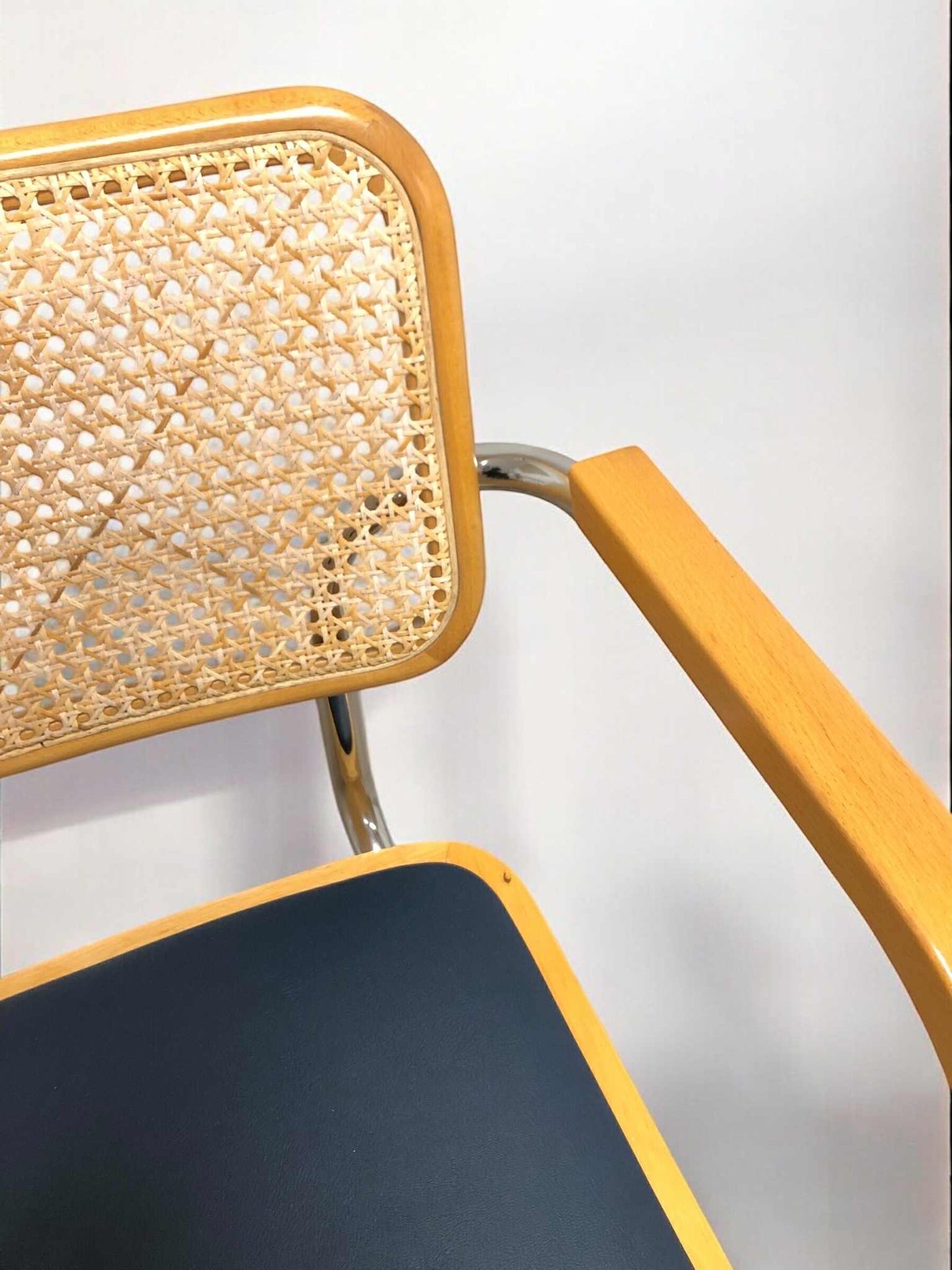 Bauhausstol med armstöd, konstlädersits och rygg i handvävd rotting, Made in Italy, med kromad stålram – en exklusiv Bauhausstol/Cesca-stol i klassisk design, finns i flera färger och passar perfekt i svenska hem, matsalar och modern skandinavisk inredning.