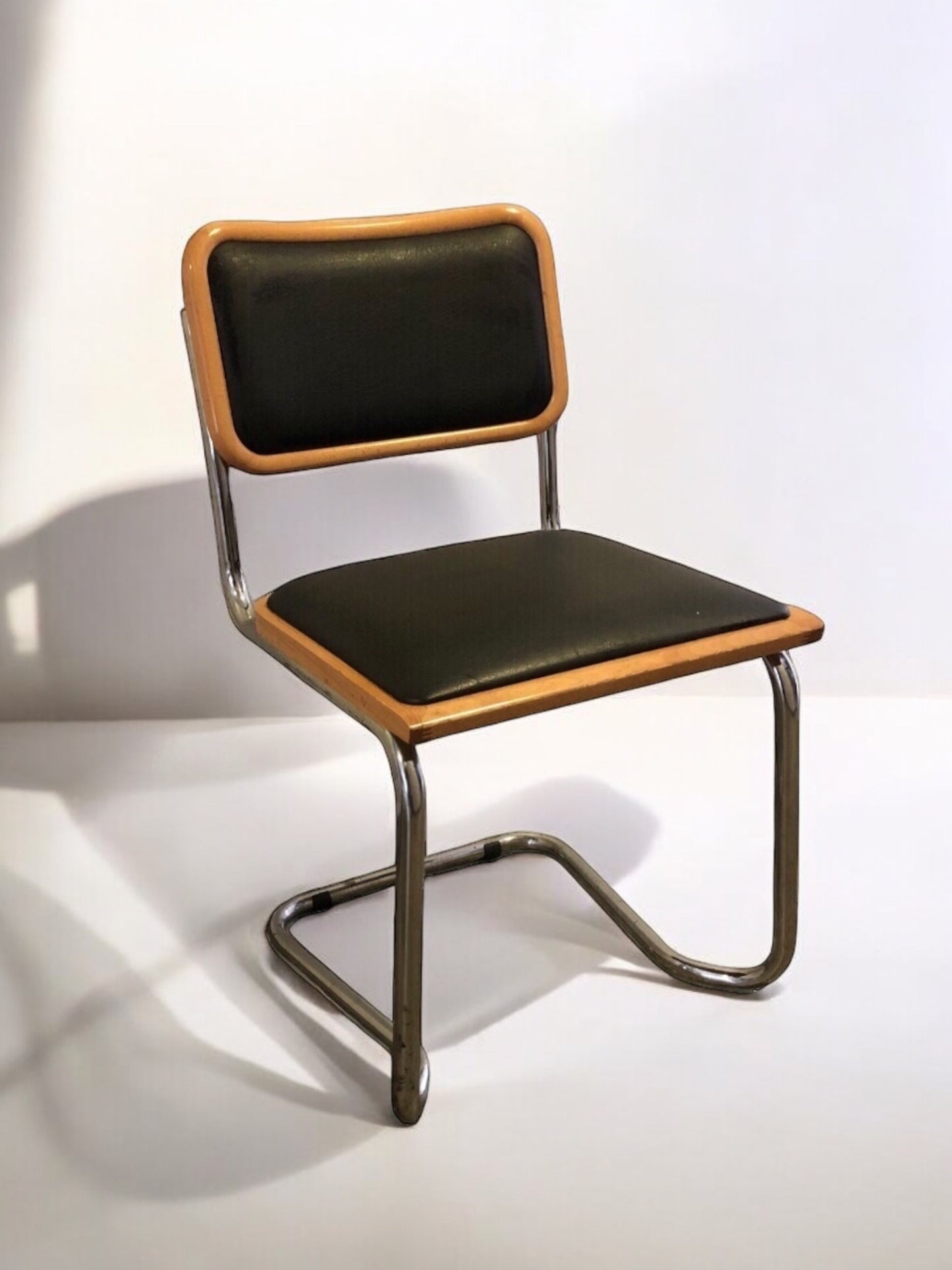 Klassisk Bauhausstol med fodrad svart konstläder sits och rygg.
Sits märkt "Made in italy".
Bra begagnat skick och stapelbar. Cesca stol i läder. Designstol i klassisk stil.
Designstol Frisvinger karmstol i klassiska design.
Höjd: ca 84,5 cm
Bredd: ca 48 cm
Djup: ca 52cm
Sitthöjd: ca 49 cm