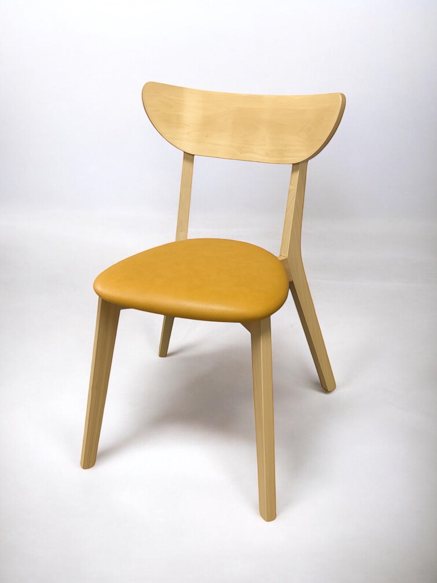 Madera designstol i ljus ek med stabil träram och sits i flera färger – en klassisk och stilren matstol som passar perfekt i kök, matsal och modern skandinavisk inredning.