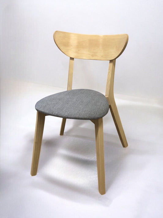 Madera designstol i ljus ek med stabil träram och sits i flera färger – en klassisk och stilren matstol som passar perfekt i kök, matsal och modern skandinavisk inredning.