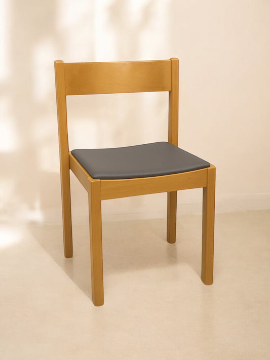 Ergonomisk orkesterstol med slitstark konstlädersits, finns i flera färger – stabil och bekväm stol perfekt för orkestrar, konserter, scener, evenemang och professionella musikmiljöer.