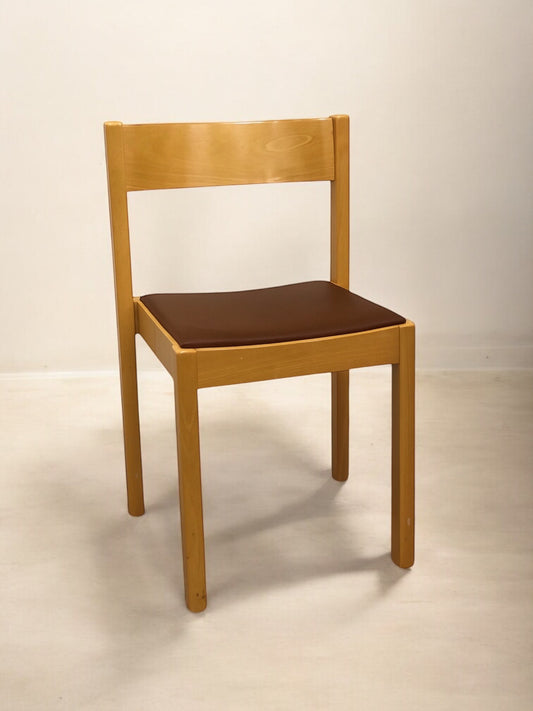 Ergonomisk orkesterstol med slitstark konstlädersits, finns i flera färger – stabil och bekväm stol perfekt för orkestrar, konserter, scener, evenemang och professionella musikmiljöer.