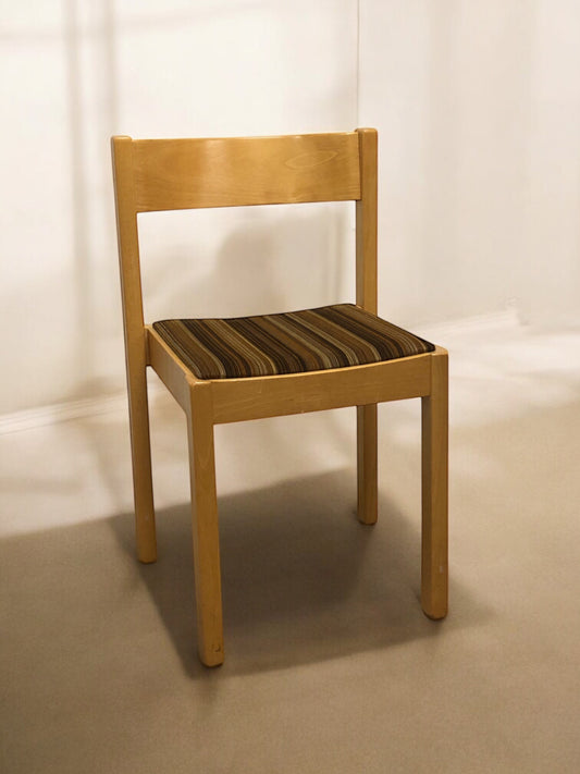 Ergonomisk orkesterstol med slitstark konstlädersits, finns i flera färger – stabil och bekväm stol perfekt för orkestrar, konserter, scener, evenemang och professionella musikmiljöer.