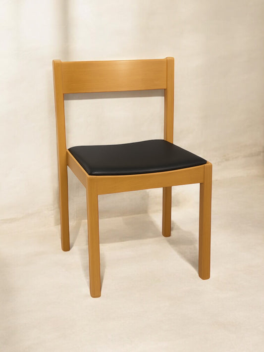 Ergonomisk orkesterstol med slitstark konstlädersits, finns i flera färger – stabil och bekväm stol perfekt för orkestrar, konserter, scener, evenemang och professionella musikmiljöer.