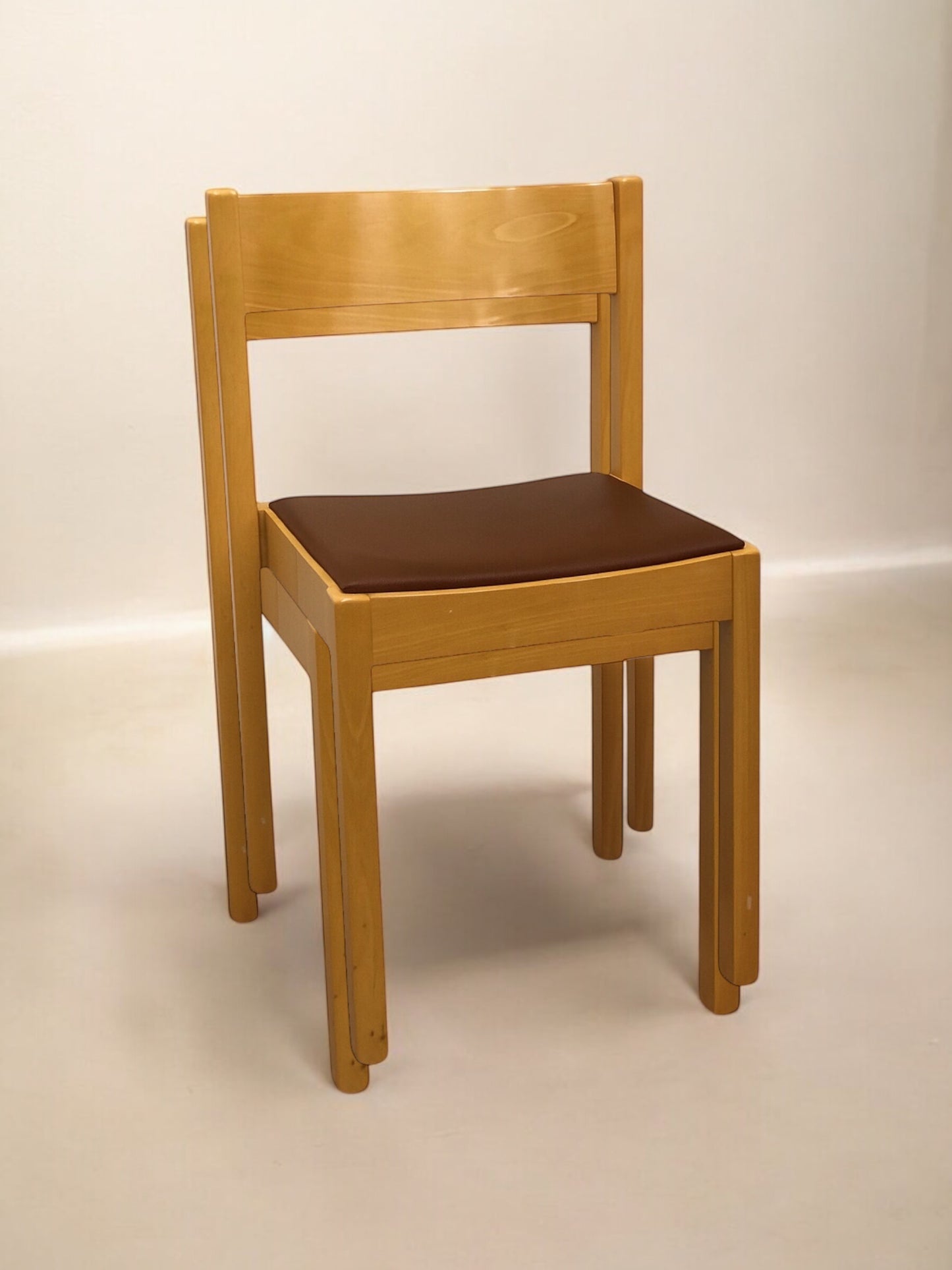 Ergonomisk orkesterstol med slitstark konstlädersits, finns i flera färger – stabil och bekväm stol perfekt för orkestrar, konserter, scener, evenemang och professionella musikmiljöer.