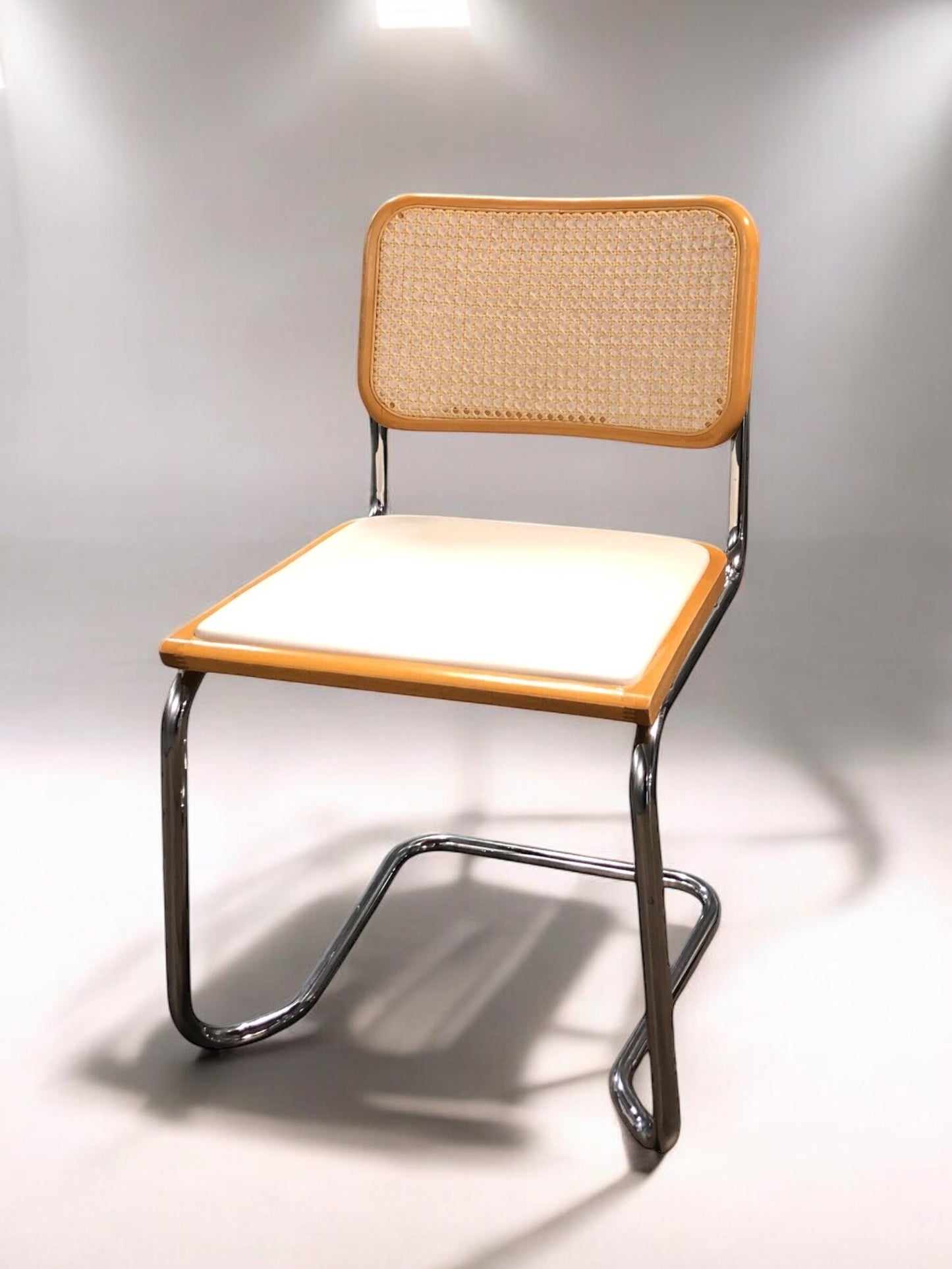 Rottingstol Klassisk Bauhausstolar med fodrad vit konstläder sits och rotting rygg.
Sits märkt "Made in italy".
Bra begagnat skick och stapelbar. Cesca stol med flätad rotting. Designstol i klassisk stil.
Designstol Frisvinger karmstol i klassiska design.
Höjd: ca 84,5 cm
Bredd: ca 48 cm
Djup: ca 52cm
Sitthöjd: ca 49 cm