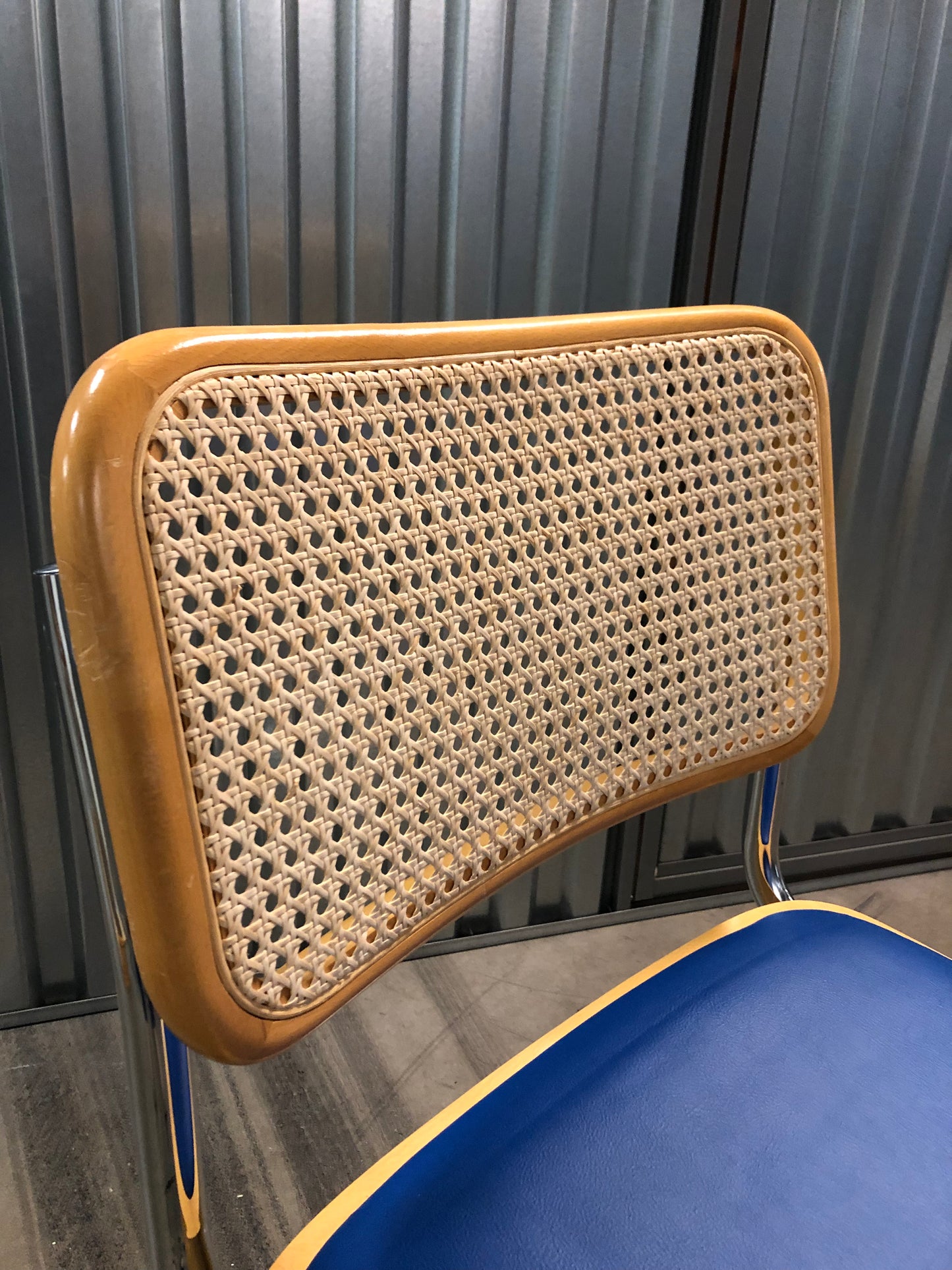Rottingstol Klassisk Bauhausstolar med fodrad blå konstläder sits och rotting rygg.
Sits märkt "Made in italy".
Bra begagnat skick och stapelbar. Cesca stol med flätad rotting. Designstol i klassisk stil.
Designstol Frisvinger karmstol i klassiska design.
Höjd: ca 84,5 cm
Bredd: ca 48 cm
Djup: ca 52cm
Sitthöjd: ca 49 cm
