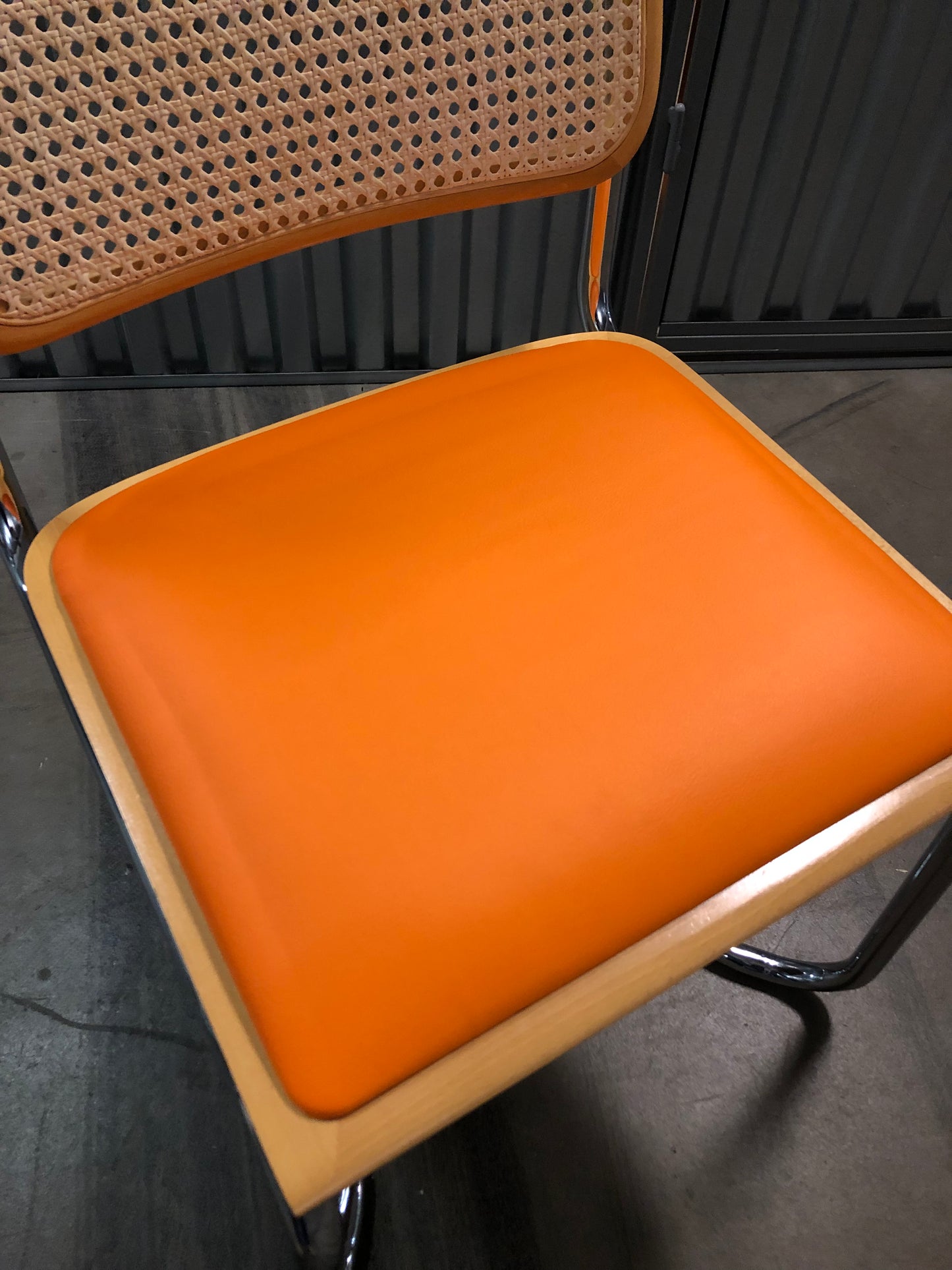 Rottingstol Klassisk Bauhausstolar med fodrad orange konstläder sits och rotting rygg.
Sits märkt "Made in italy".
Bra begagnat skick och stapelbar. Cesca stol med flätad rotting. Designstol i klassisk stil.
Designstol Frisvinger karmstol i klassiska design.
Höjd: ca 84,5 cm
Bredd: ca 48 cm
Djup: ca 52cm
Sitthöjd: ca 49 cm
