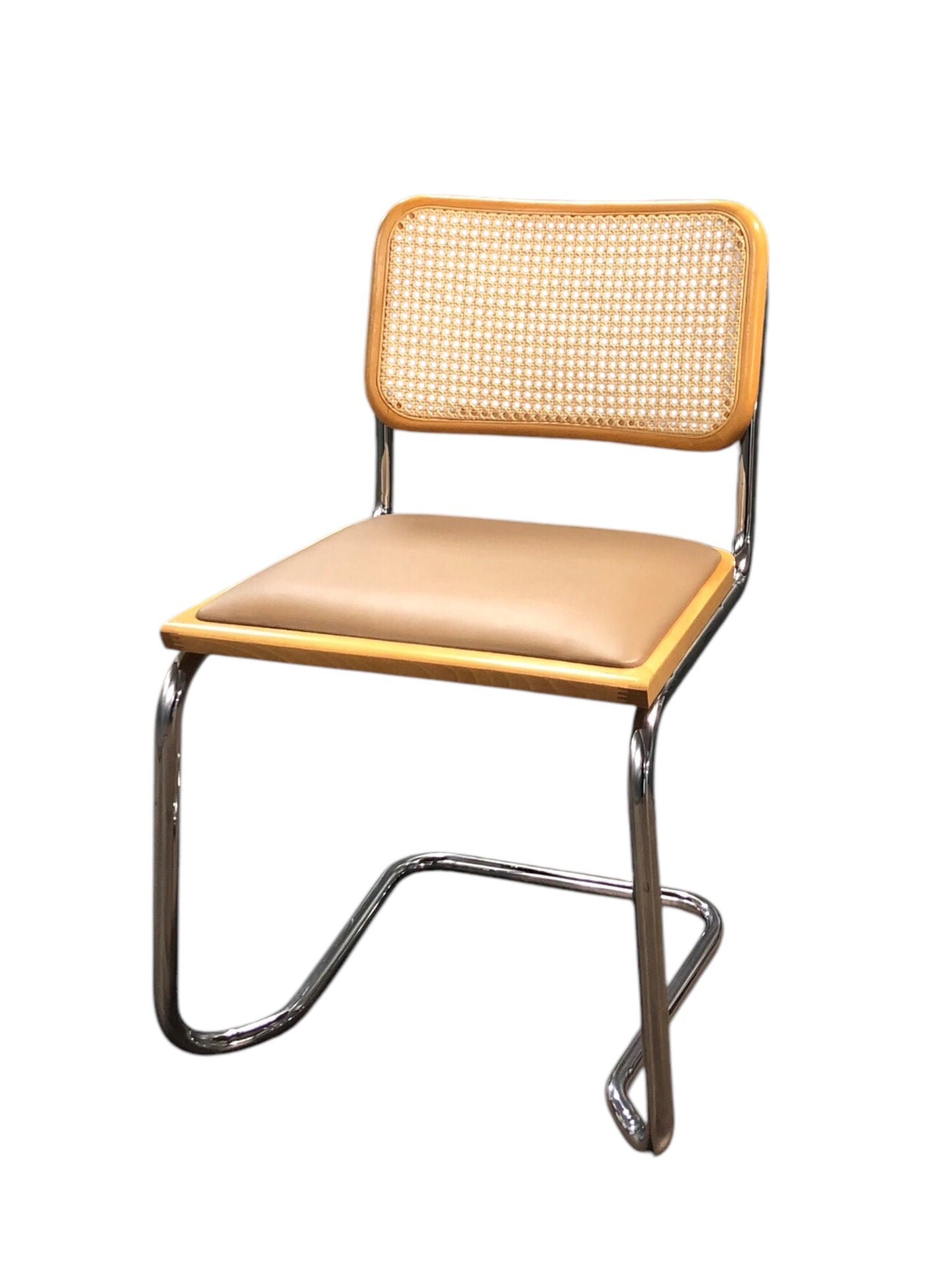 Rottingstol Klassisk Bauhausstolar med fodrad beige konstläder sits och rotting rygg.
Sits märkt "Made in italy".
Bra begagnat skick och stapelbar. Cesca stol med flätad rotting. Designstol i klassisk stil.
Designstol Frisvinger karmstol i klassiska design.
Höjd: ca 84,5 cm
Bredd: ca 48 cm
Djup: ca 52cm
Sitthöjd: ca 49 cm
