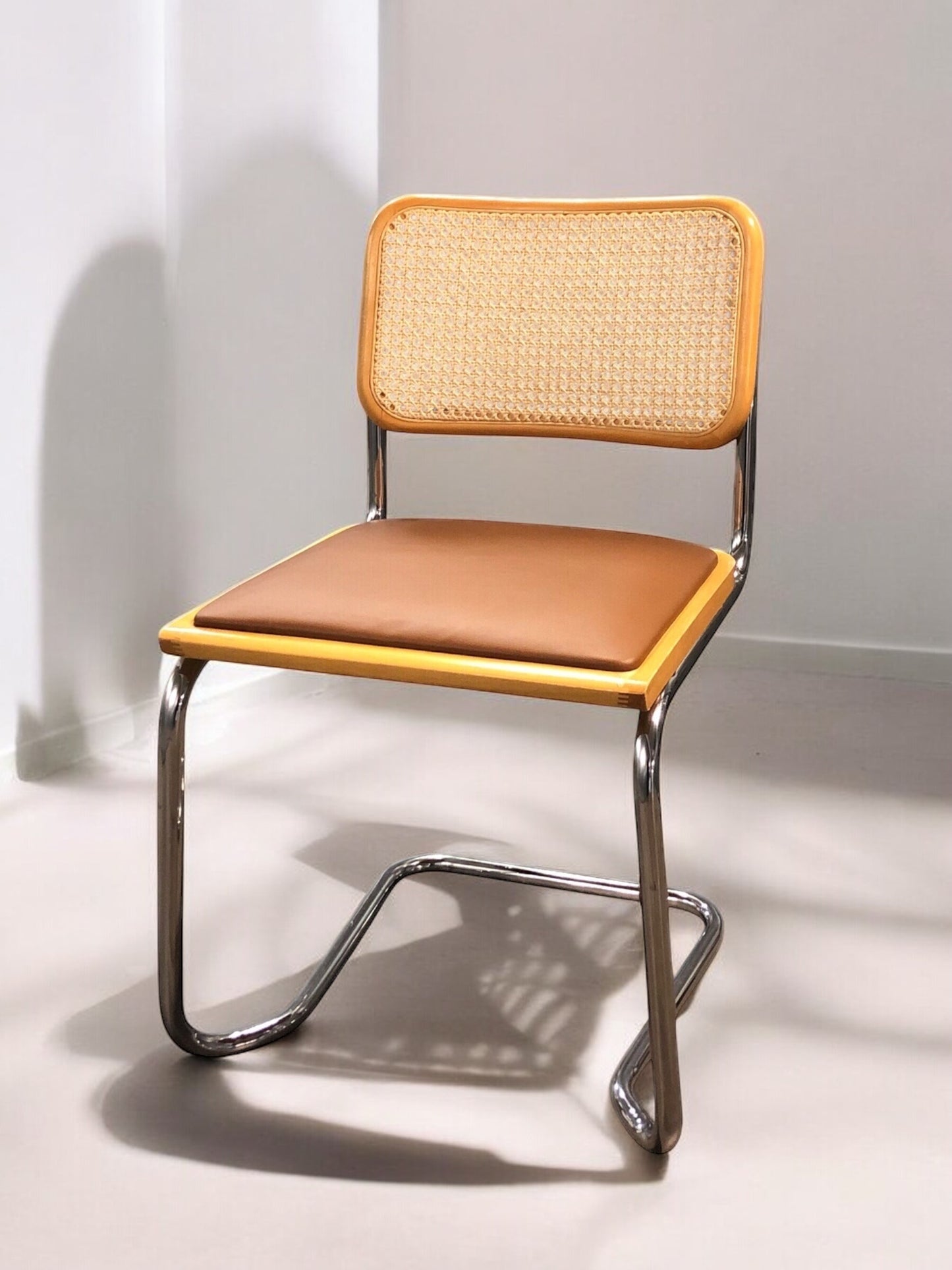 Rottingstol Klassisk Bauhausstolar med fodrad ljusbrun konstläder sits och rotting rygg.
Sits märkt "Made in italy".
Bra begagnat skick och stapelbar. Cesca stol med flätad rotting. Designstol i klassisk stil.
Designstol Frisvinger karmstol i klassiska design.
Höjd: ca 84,5 cm
Bredd: ca 48 cm
Djup: ca 52cm
Sitthöjd: ca 49 cm