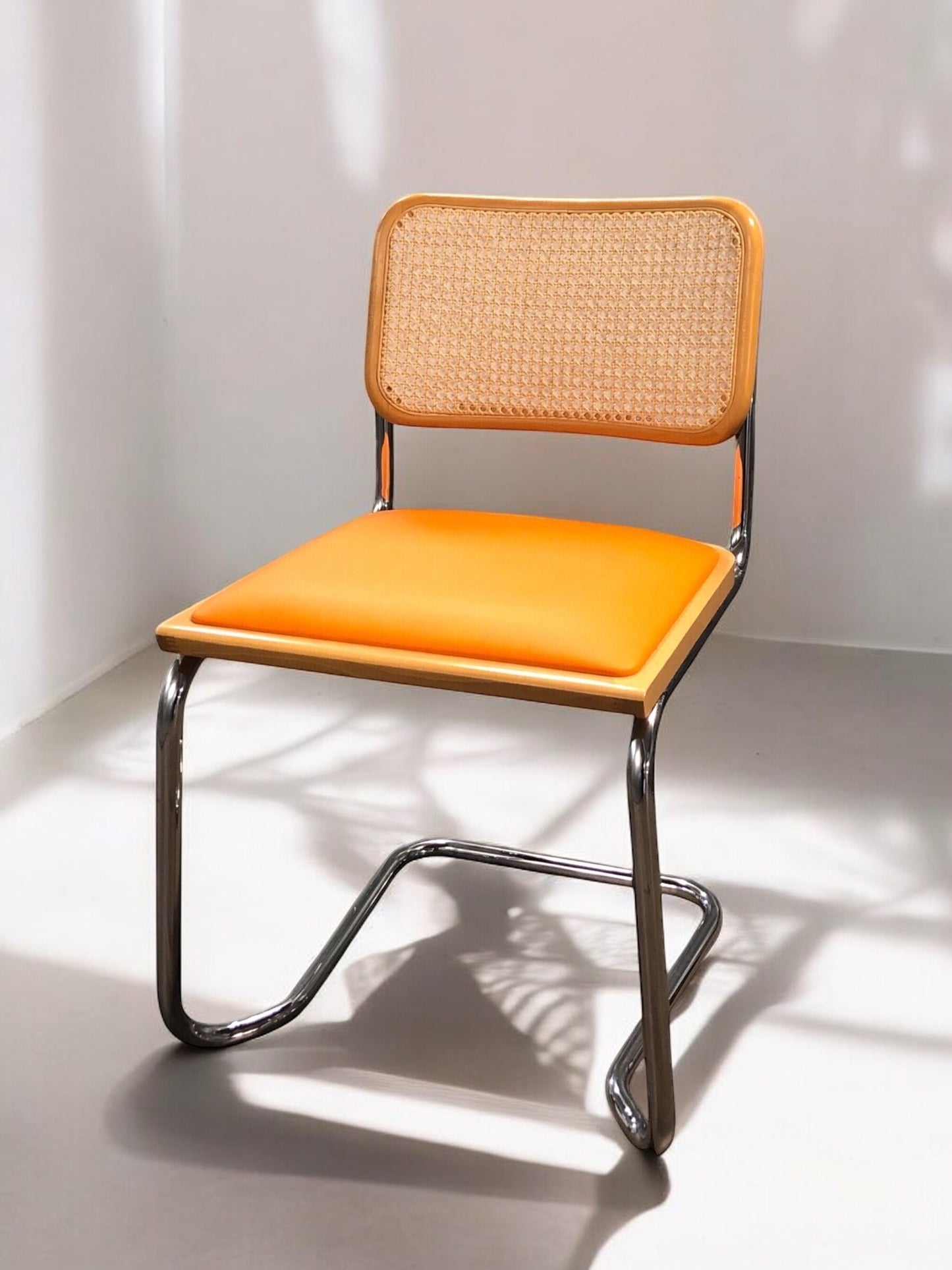 Rottingstol Klassisk Bauhausstolar med fodrad orange konstläder sits och rotting rygg.
Sits märkt "Made in italy".
Bra begagnat skick och stapelbar. Cesca stol med flätad rotting. Designstol i klassisk stil.
Designstol Frisvinger karmstol i klassiska design.
Höjd: ca 84,5 cm
Bredd: ca 48 cm
Djup: ca 52cm
Sitthöjd: ca 49 cm