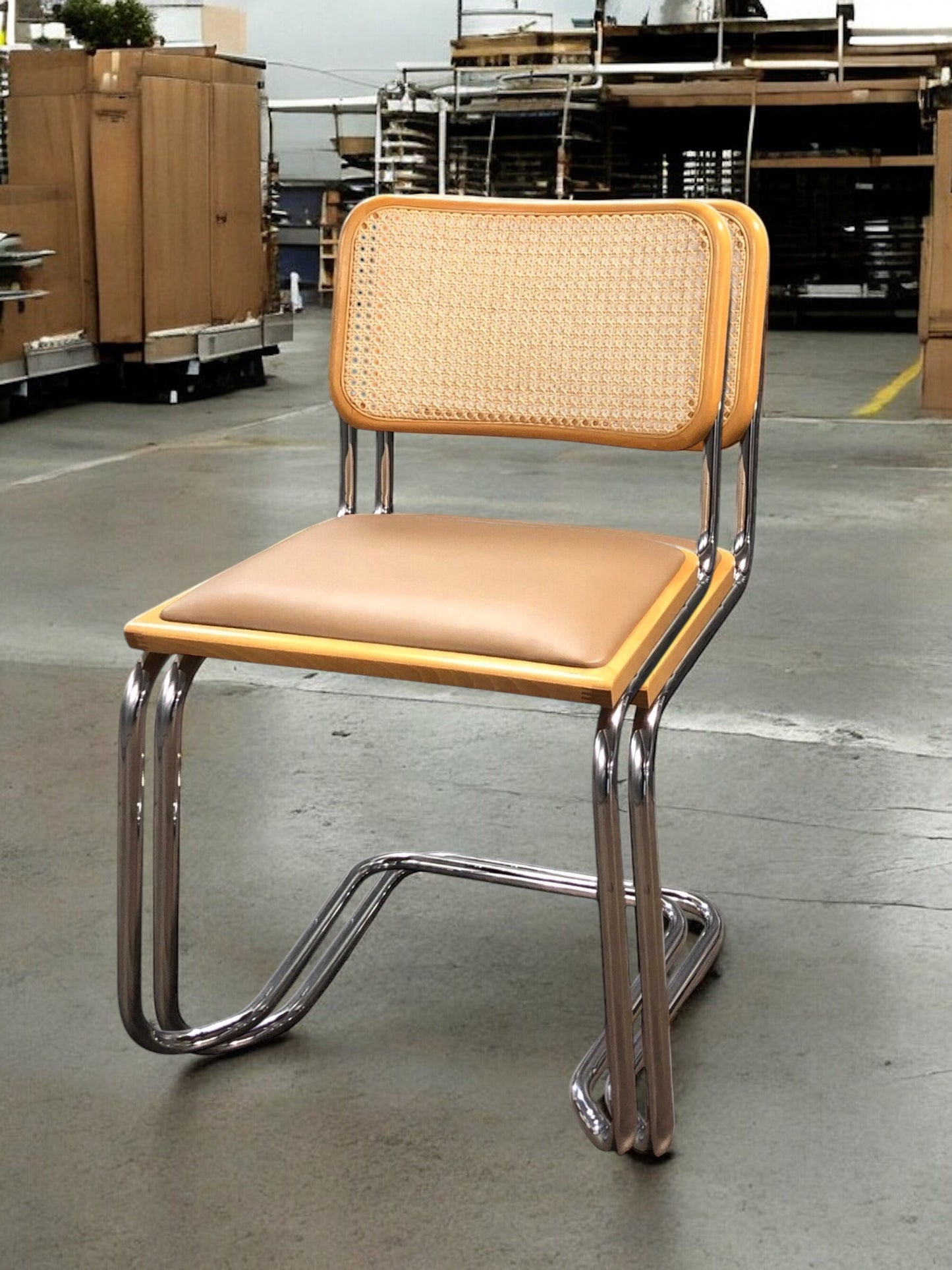 Rottingstol Klassisk Bauhausstolar med fodrad beige konstläder sits och rotting rygg.
Sits märkt "Made in italy".
Bra begagnat skick och stapelbar. Cesca stol med flätad rotting. Designstol i klassisk stil.
Designstol Frisvinger karmstol i klassiska design.
Höjd: ca 84,5 cm
Bredd: ca 48 cm
Djup: ca 52cm
Sitthöjd: ca 49 cm