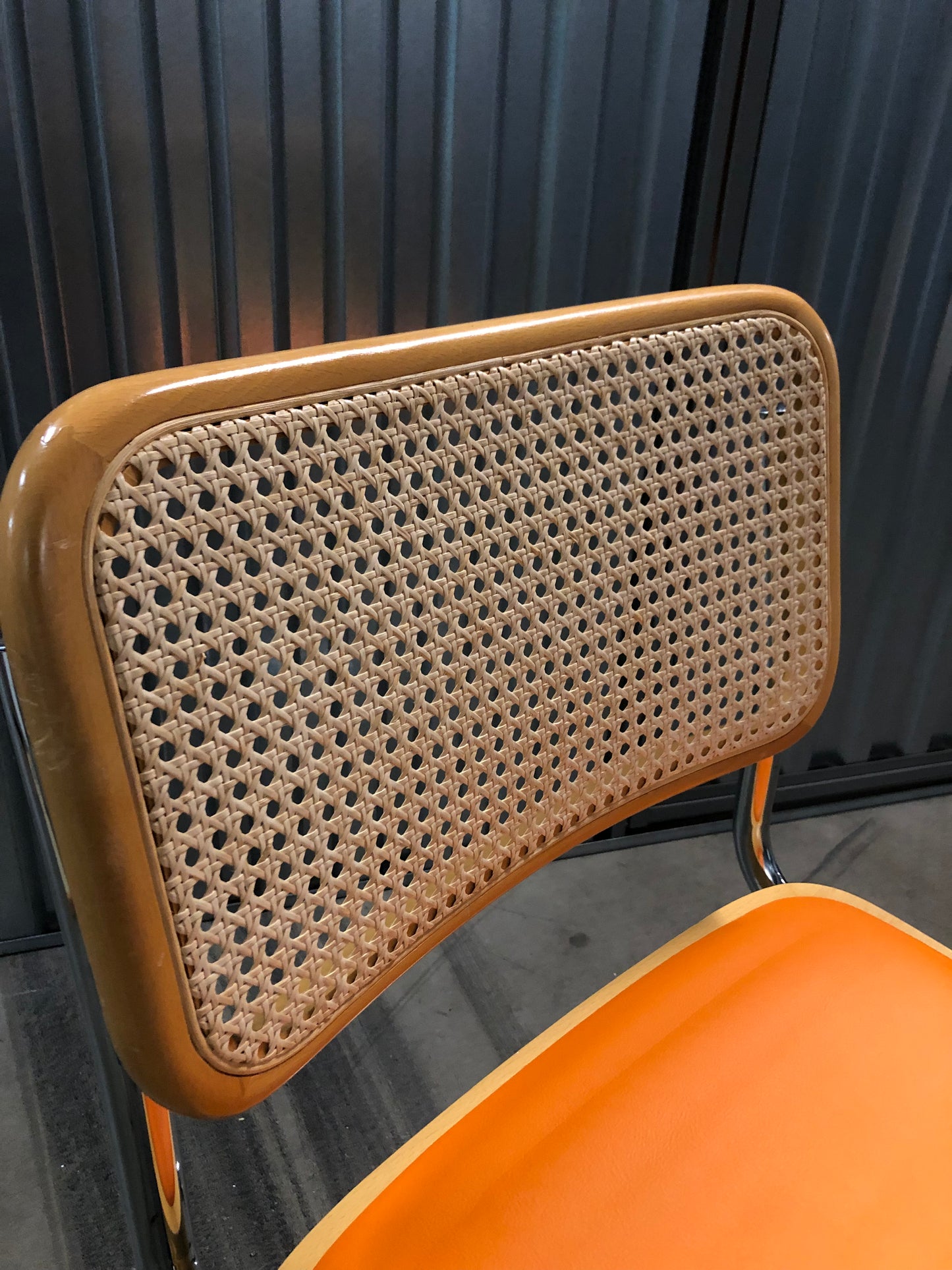 Rottingstol Klassisk Bauhausstolar med fodrad orange konstläder sits och rotting rygg.
Sits märkt "Made in italy".
Bra begagnat skick och stapelbar. Cesca stol med flätad rotting. Designstol i klassisk stil.
Designstol Frisvinger karmstol i klassiska design.
Höjd: ca 84,5 cm
Bredd: ca 48 cm
Djup: ca 52cm
Sitthöjd: ca 49 cm