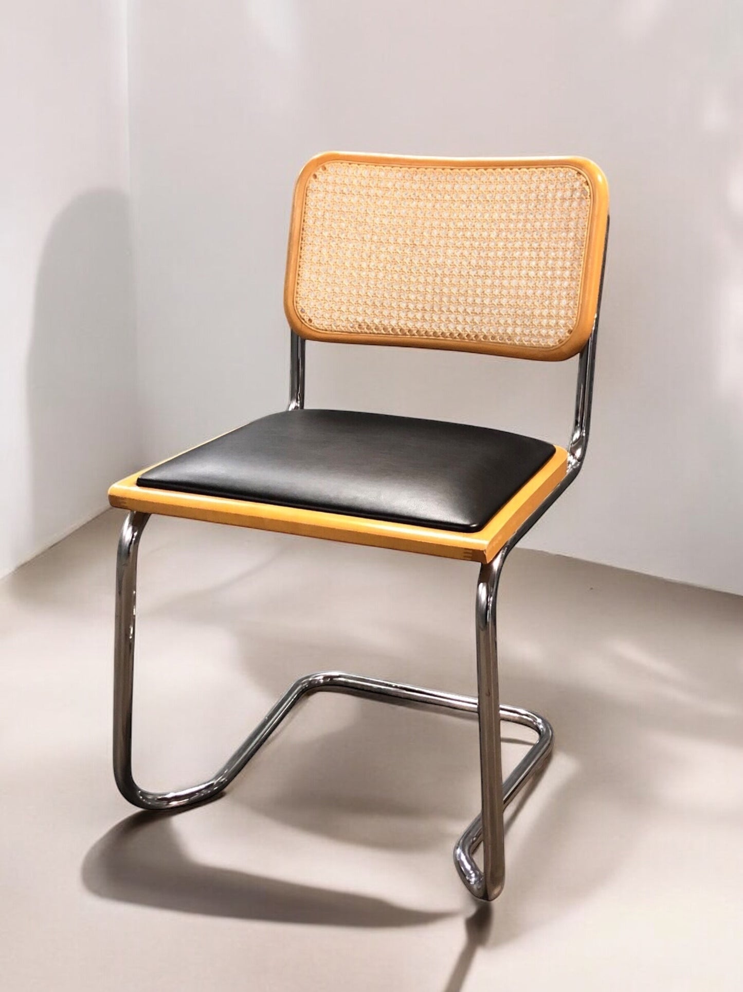 Rottingstol Klassisk Bauhausstolar med fodrad svart konstläder sits och rotting rygg.
Sits märkt "Made in italy".
Bra begagnat skick och stapelbar. Cesca stol med flätad rotting. Designstol i klassisk stil.
Designstol Frisvinger karmstol i klassiska design.
Höjd: ca 84,5 cm
Bredd: ca 48 cm
Djup: ca 52cm
Sitthöjd: ca 49 cm
