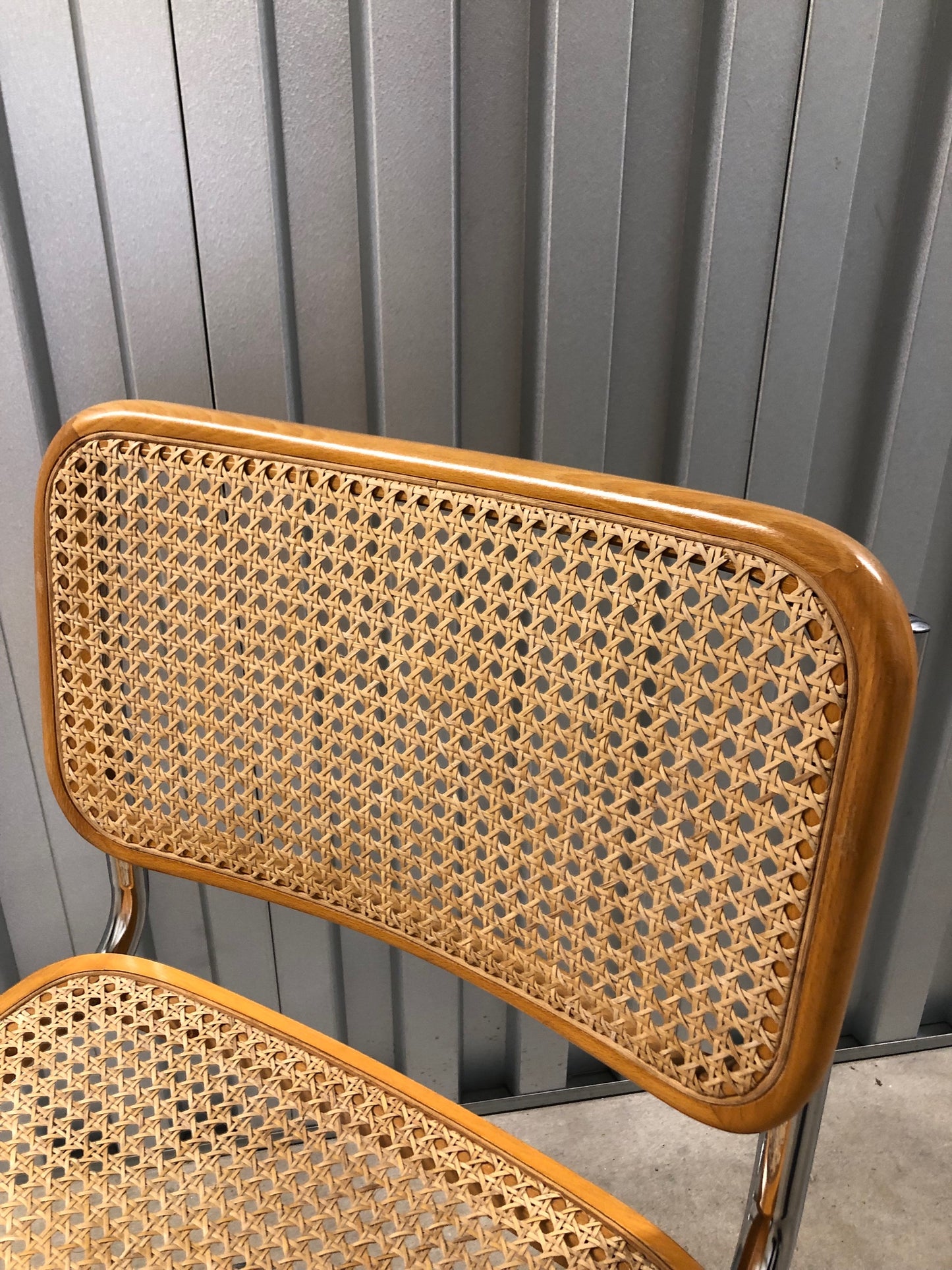 Rottingstol, Klassisk Bauhausstolar med sits och rotting rygg.
Sits märkt "Made in italy".
Bra begagnat skick och stapelbar. Cesca stol med flätad rotting. Designstol i klassisk stil.
Designstol Frisvinger karmstol i klassiska design.
Höjd: ca 84,5 cm
Bredd: ca 48 cm
Djup: ca 52cm
Sitthöjd: ca 49 cm