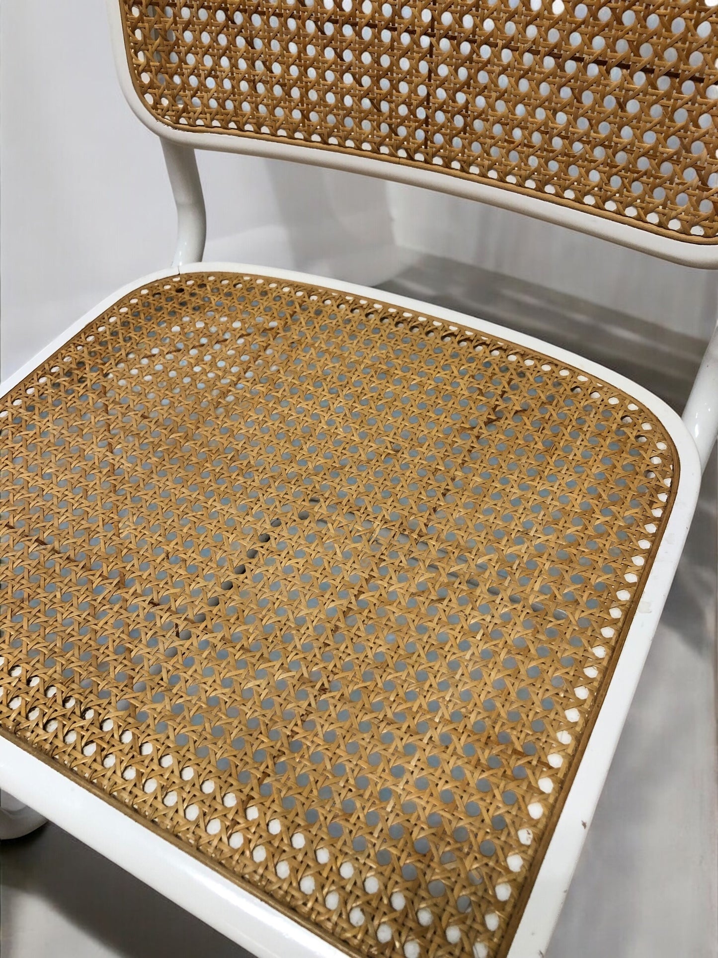 Vit Bauhausstol / Cesca-stol med sits och ram i trä och rygg i handvävd rotting, Made in Italy, utan armstöd – en tidlös designklassiker som passar perfekt i matsalar, kök och modern skandinavisk inredning.