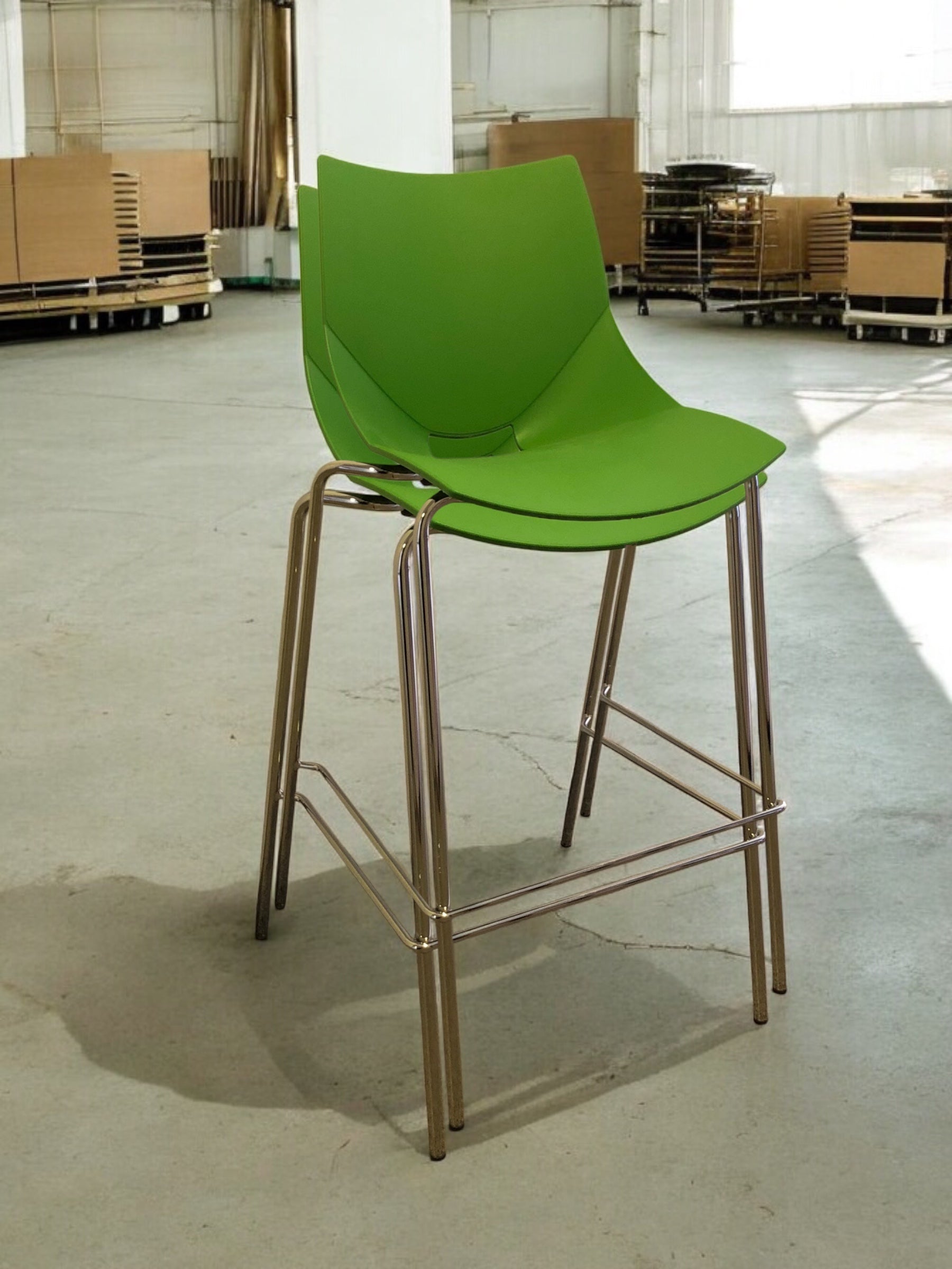 SKAFAB Shell barstol med rygg.
Grön sits, kromade ben, stapelbar.Nyskick.
Sitthöjd: 75 cm
Sittbredd: 44 cm
Sittdjup: 42 cm
Vikt: 5,5 kg
Övrigt: Stapelbar
