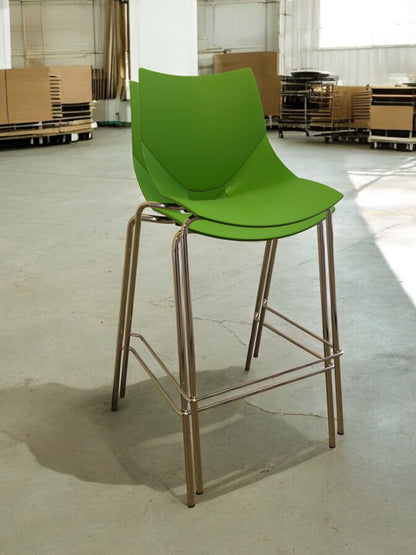 SKAFAB Shell barstol med rygg.
Grön sits, kromade ben, stapelbar.Nyskick.
Sitthöjd: 75 cm
Sittbredd: 44 cm
Sittdjup: 42 cm
Vikt: 5,5 kg
Övrigt: Stapelbar