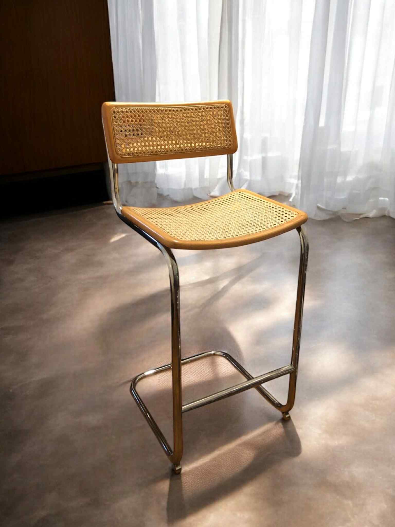 Bauhaus-barstol / Cesca-stol med sits i originalträ och rygg i handvävd rotting, Made in Italy, utan armstöd, med kromad stålram – en tidlös designklassiker som passar perfekt för köksöar, barhörnor och modern skandinavisk inredning.