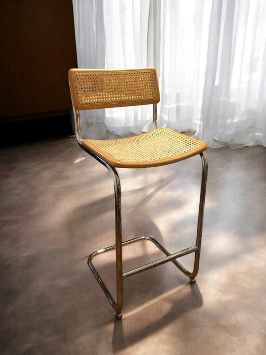 Bauhaus-barstol / Cesca-stol med sits i originalträ och rygg i handvävd rotting, Made in Italy, utan armstöd, med kromad stålram – en tidlös designklassiker som passar perfekt för köksöar, barhörnor och modern skandinavisk inredning.