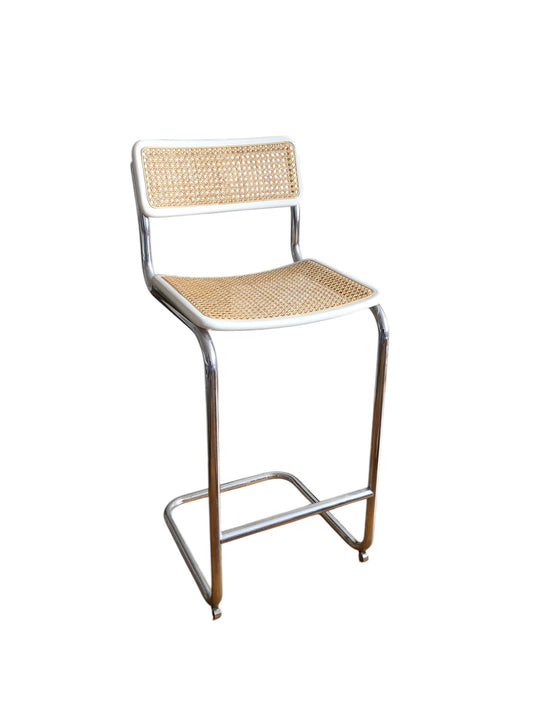 Bauhaus-barstol / Cesca-stol med vitmålad sits i trä och rygg i handvävd rotting, Made in Italy, utan armstöd, med kromad stålram – en tidlös designklassiker som passar perfekt för köksöar, barhörnor och modern skandinavisk inredning.