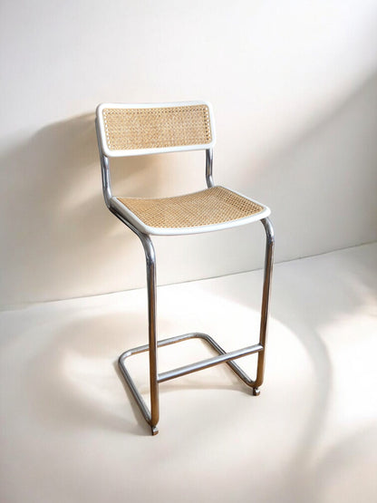 Bauhaus-barstol / Cesca-stol med vitmålad sits i trä och rygg i handvävd rotting, Made in Italy, utan armstöd, med kromad stålram – en tidlös designklassiker som passar perfekt för köksöar, barhörnor och modern skandinavisk inredning.
