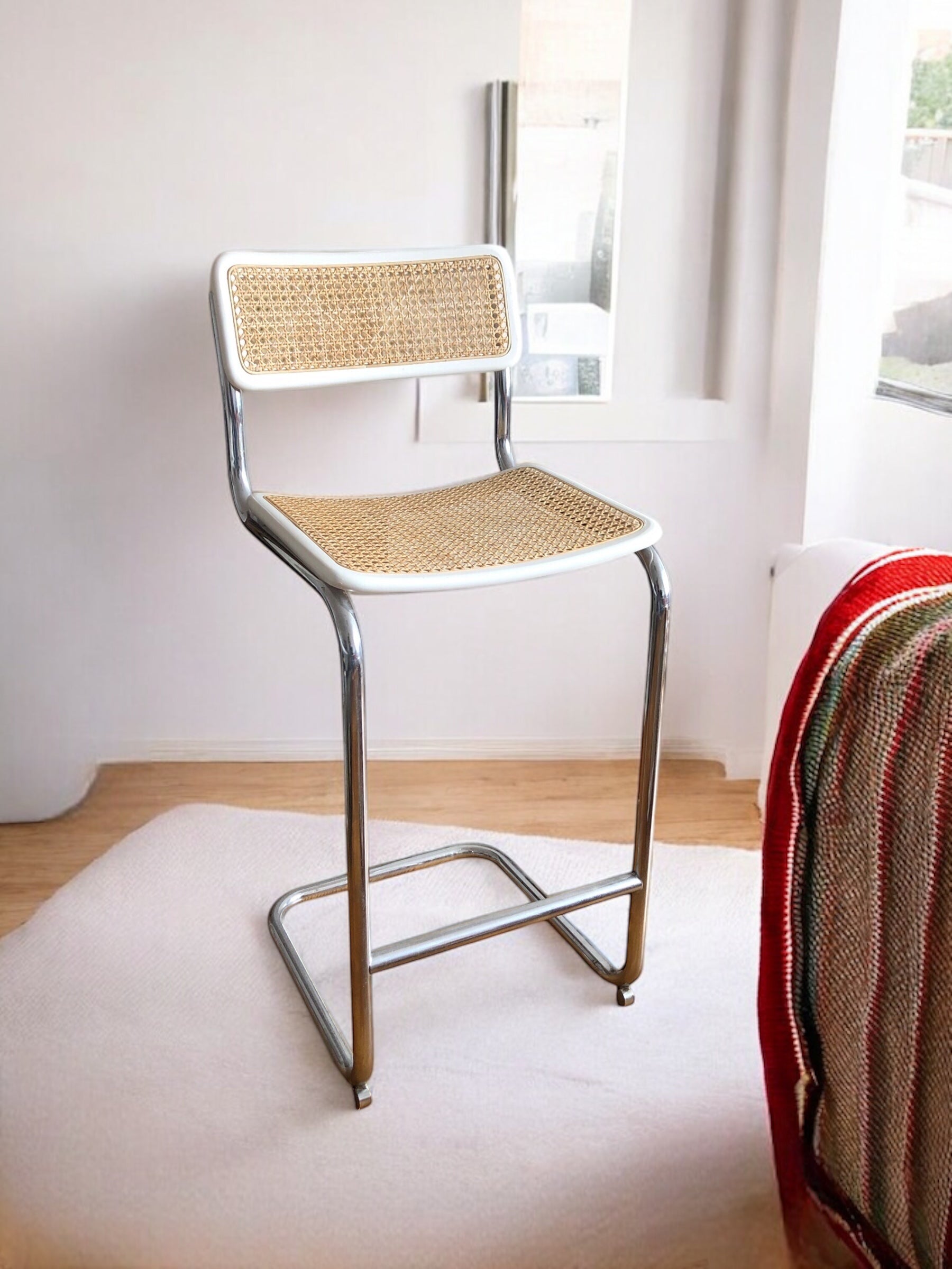 Bauhaus-barstol / Cesca-stol med vitmålad sits i trä och rygg i handvävd rotting, Made in Italy, utan armstöd, med kromad stålram – en tidlös designklassiker som passar perfekt för köksöar, barhörnor och modern skandinavisk inredning.