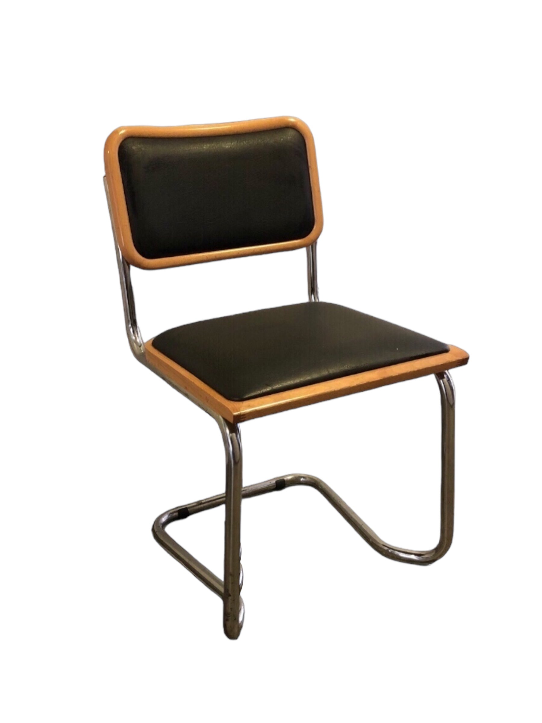Klassisk Bauhausstol med fodrad svart konstläder sits och rygg.
Sits märkt "Made in italy". 
Bra begagnat skick och stapelbar. Cesca  stol i läder. Designstol i klassisk stil. 
Designstol Frisvinger karmstol i klassiska design.
Höjd: ca 84,5 cm
Bredd: ca 48 cm
Djup: ca 52cm
Sitthöjd: ca 49 cm