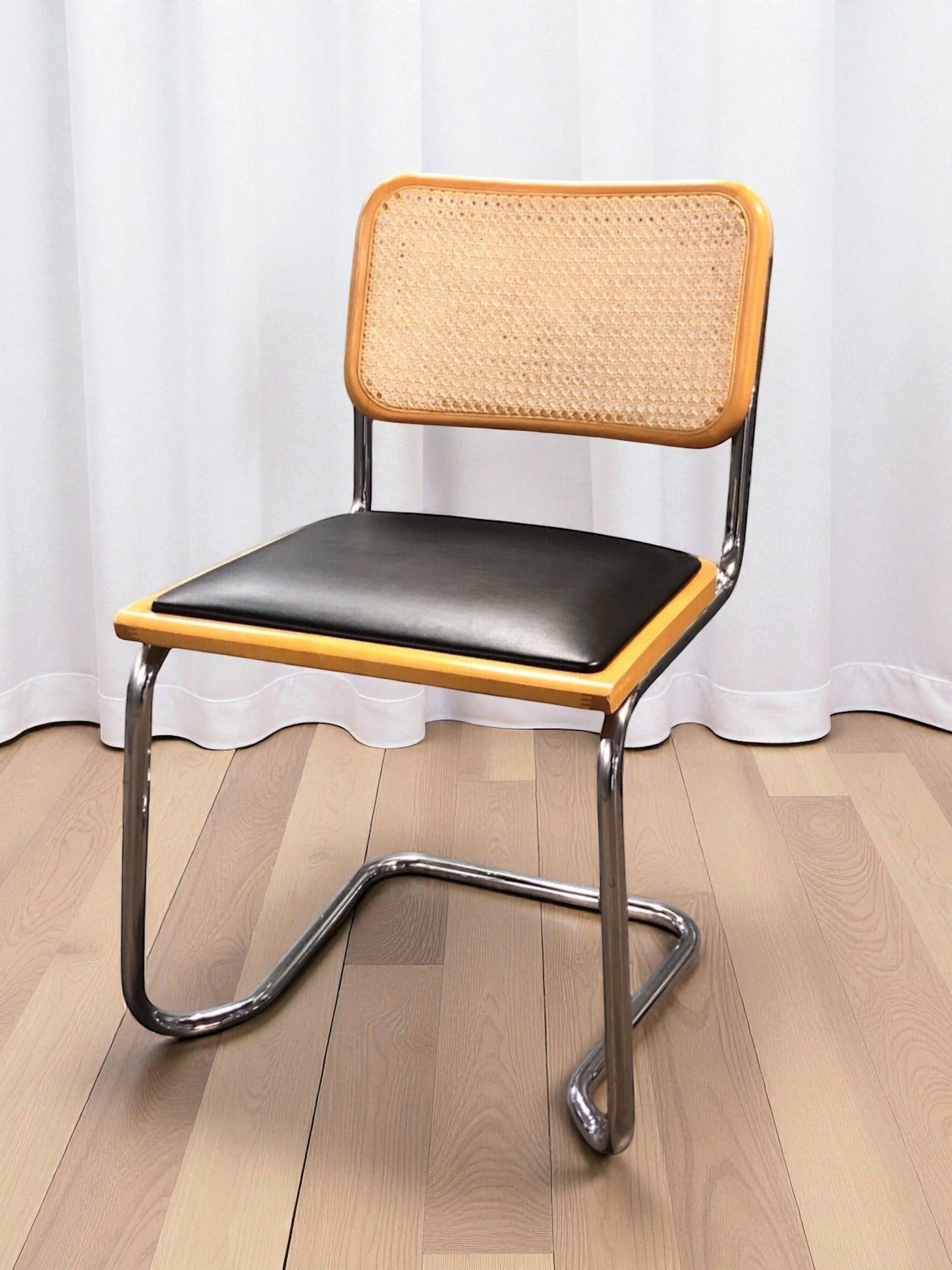 Bauhausstol, även kallad Cesca stol, med kromad ram och rottingflätad sits och rygg – en tidlös designklassiker i Marcel Breuer-stil som passar perfekt i svenska hem, matsalar och kök.