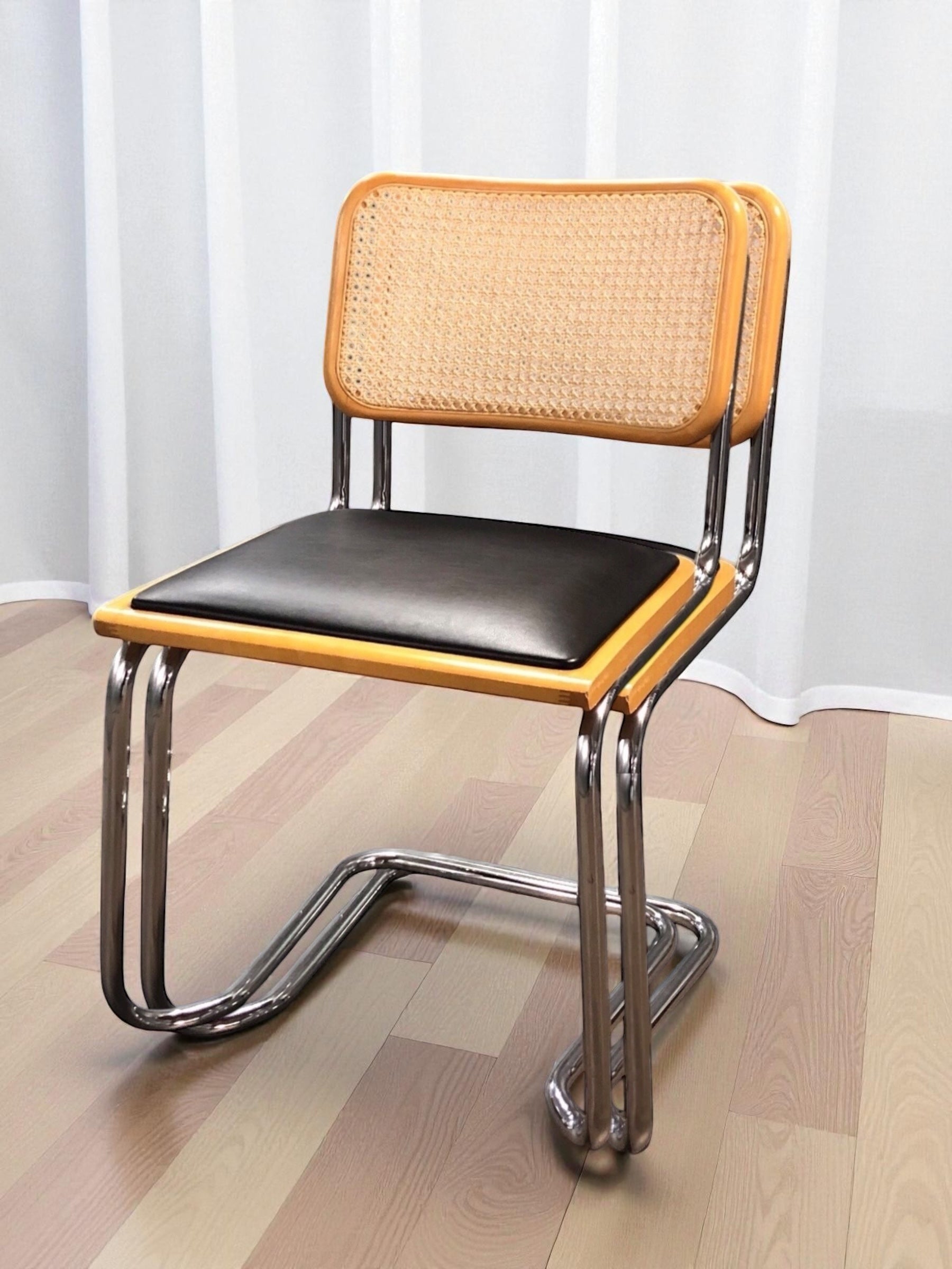 Bauhausstol, även kallad Cesca stol, med kromad ram och rottingflätad sits och rygg – en tidlös designklassiker i Marcel Breuer-stil som passar perfekt i svenska hem, matsalar och kök.