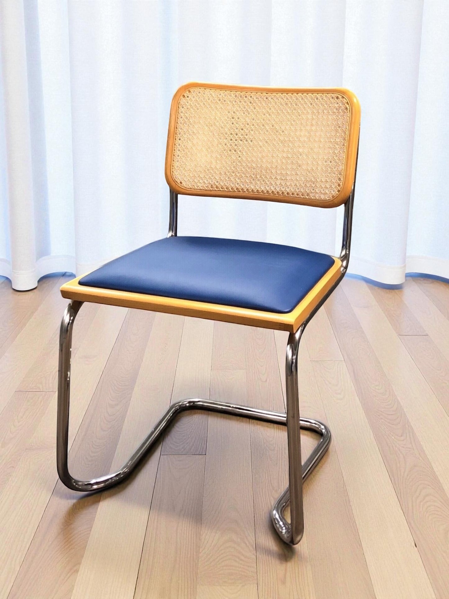 Bauhausstol, även kallad Cesca stol, med kromad ram och rottingflätad sits och rygg – en tidlös designklassiker i Marcel Breuer-stil som passar perfekt i svenska hem, matsalar och kök.