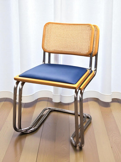 Bauhausstol, även kallad Cesca stol, med kromad ram och rottingflätad sits och rygg – en tidlös designklassiker i Marcel Breuer-stil som passar perfekt i svenska hem, matsalar och kök.