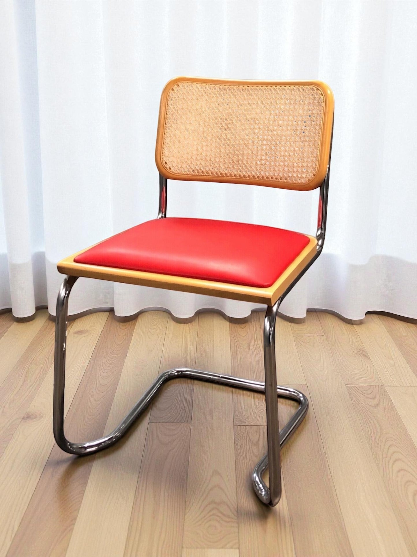 Bauhausstol, även kallad Cesca stol, med kromad ram och rottingflätad sits och rygg – en tidlös designklassiker i Marcel Breuer-stil som passar perfekt i svenska hem, matsalar och kök.