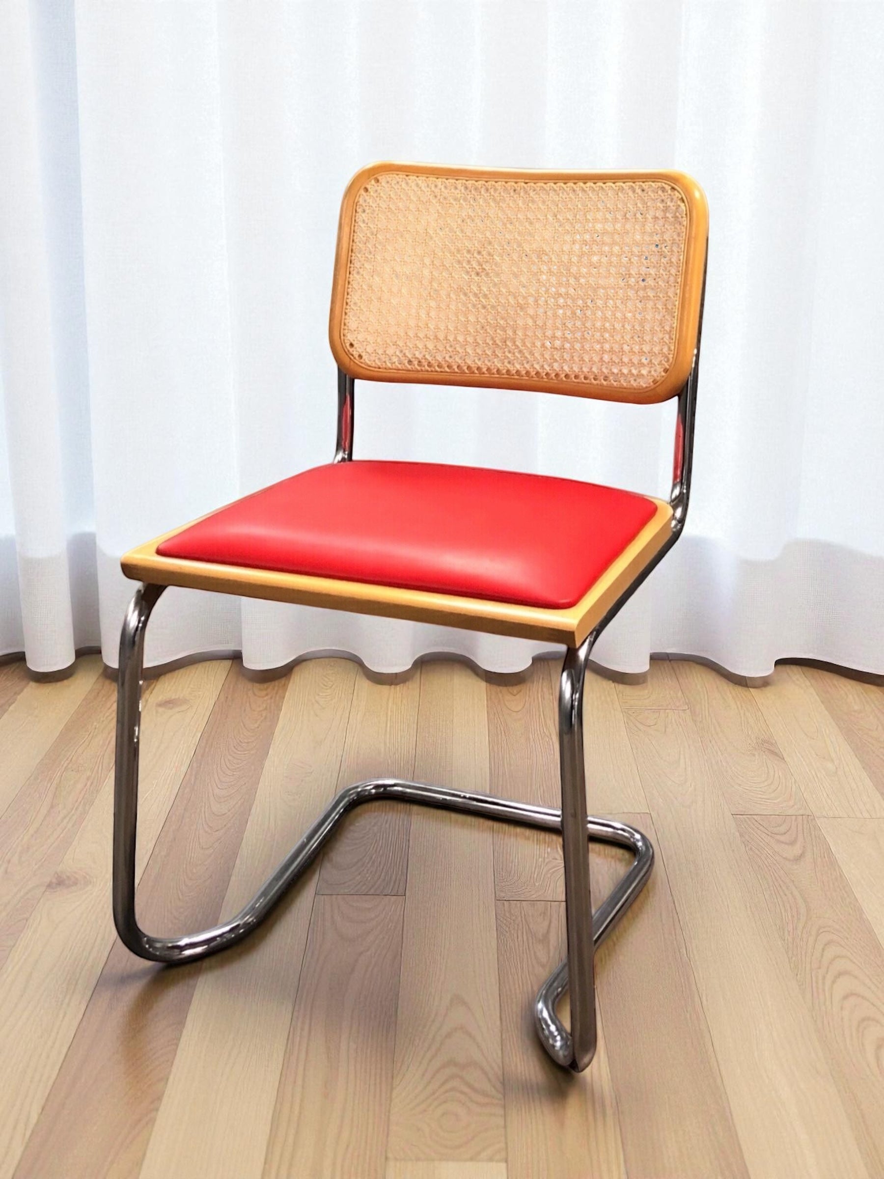 Bauhausstol, även kallad Cesca stol, med kromad ram och rottingflätad sits och rygg – en tidlös designklassiker i Marcel Breuer-stil som passar perfekt i svenska hem, matsalar och kök.