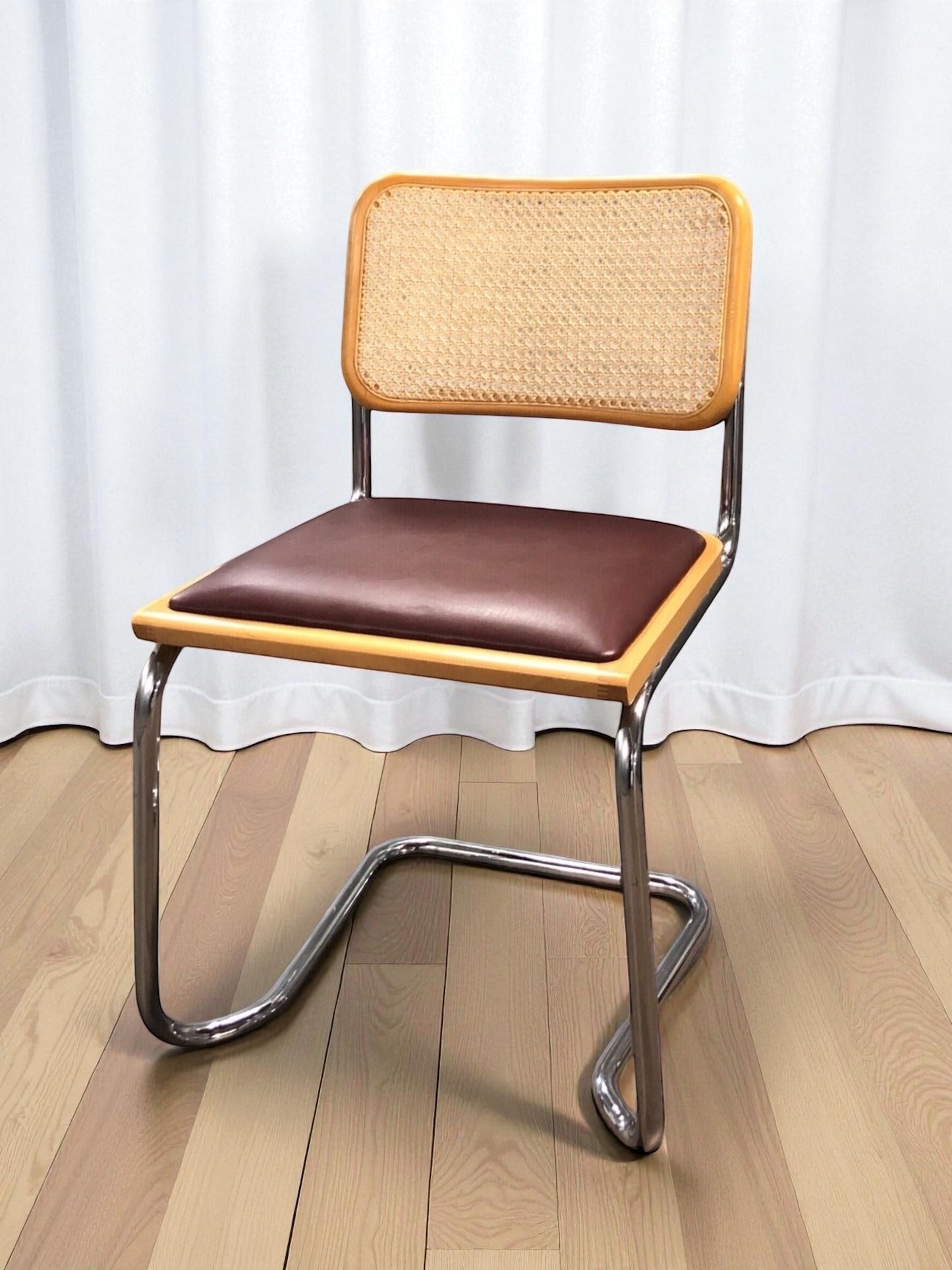 Bauhausstol, även kallad Cesca stol, med kromad ram och rottingflätad sits och rygg – en tidlös designklassiker i Marcel Breuer-stil som passar perfekt i svenska hem, matsalar och kök.